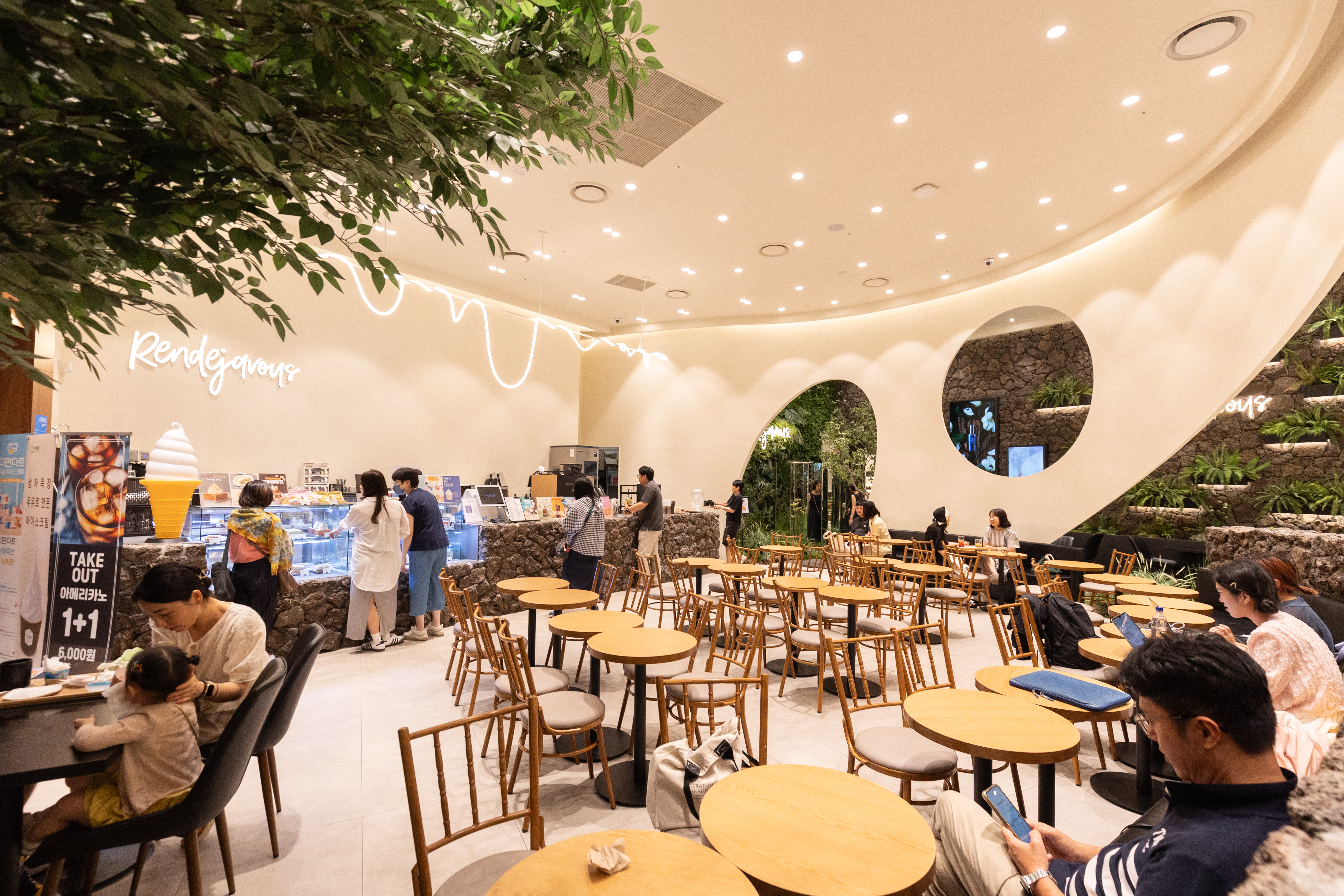 「I AM RENDEJAVOUS」是一間販售天然植物系保養品與咖啡美學的複合空間。