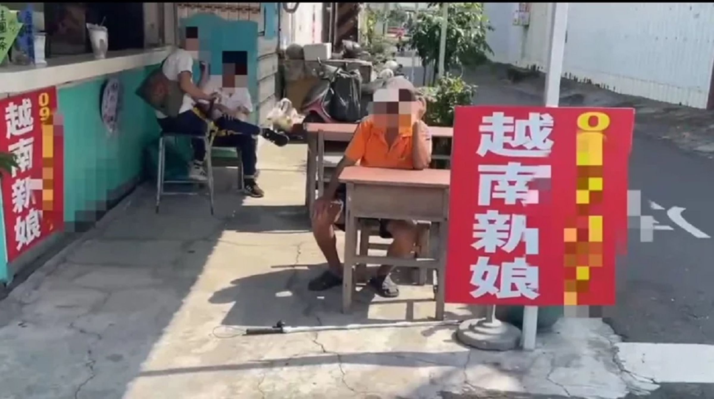 業者在高雄市林園高中校門口張貼「越南新娘」廣告，引發網友熱議。（翻攝畫面）