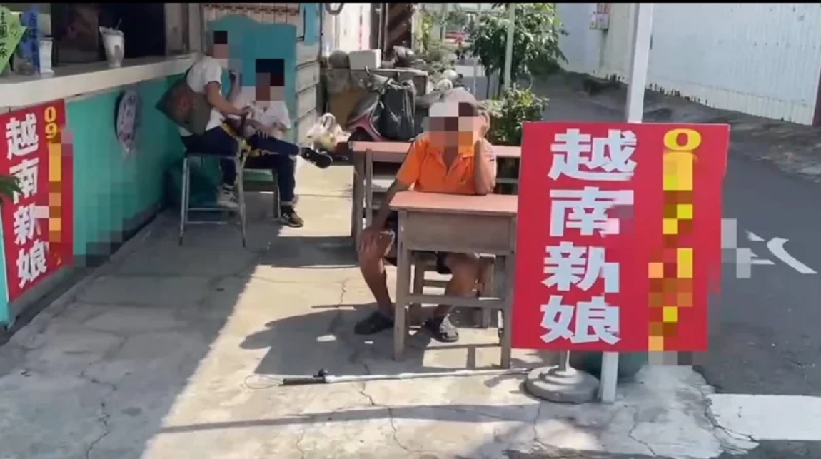 業者在高雄市林園高中校門口張貼「越南新娘」廣告，引發網友熱議。（翻攝畫面）