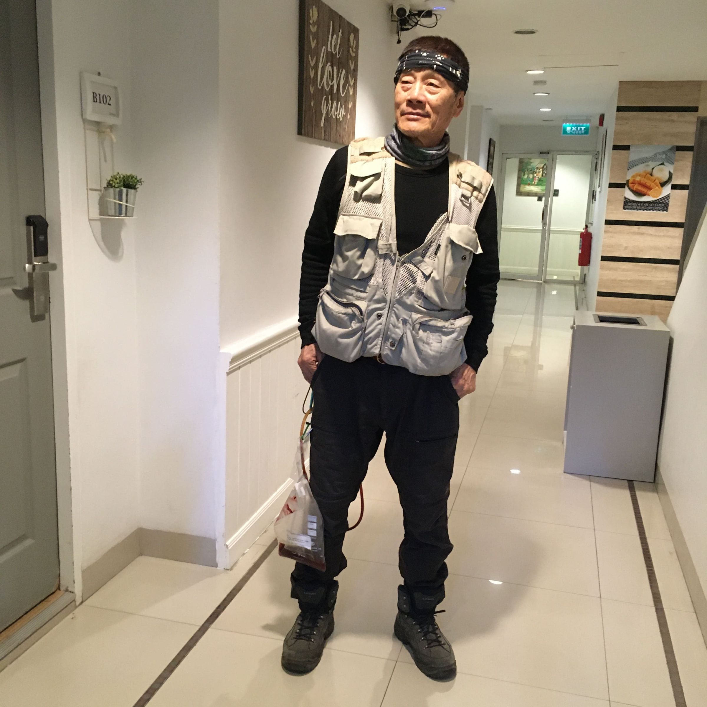 徐仁修背著尿袋仍持續記錄大自然的美。(牽猴子提供)