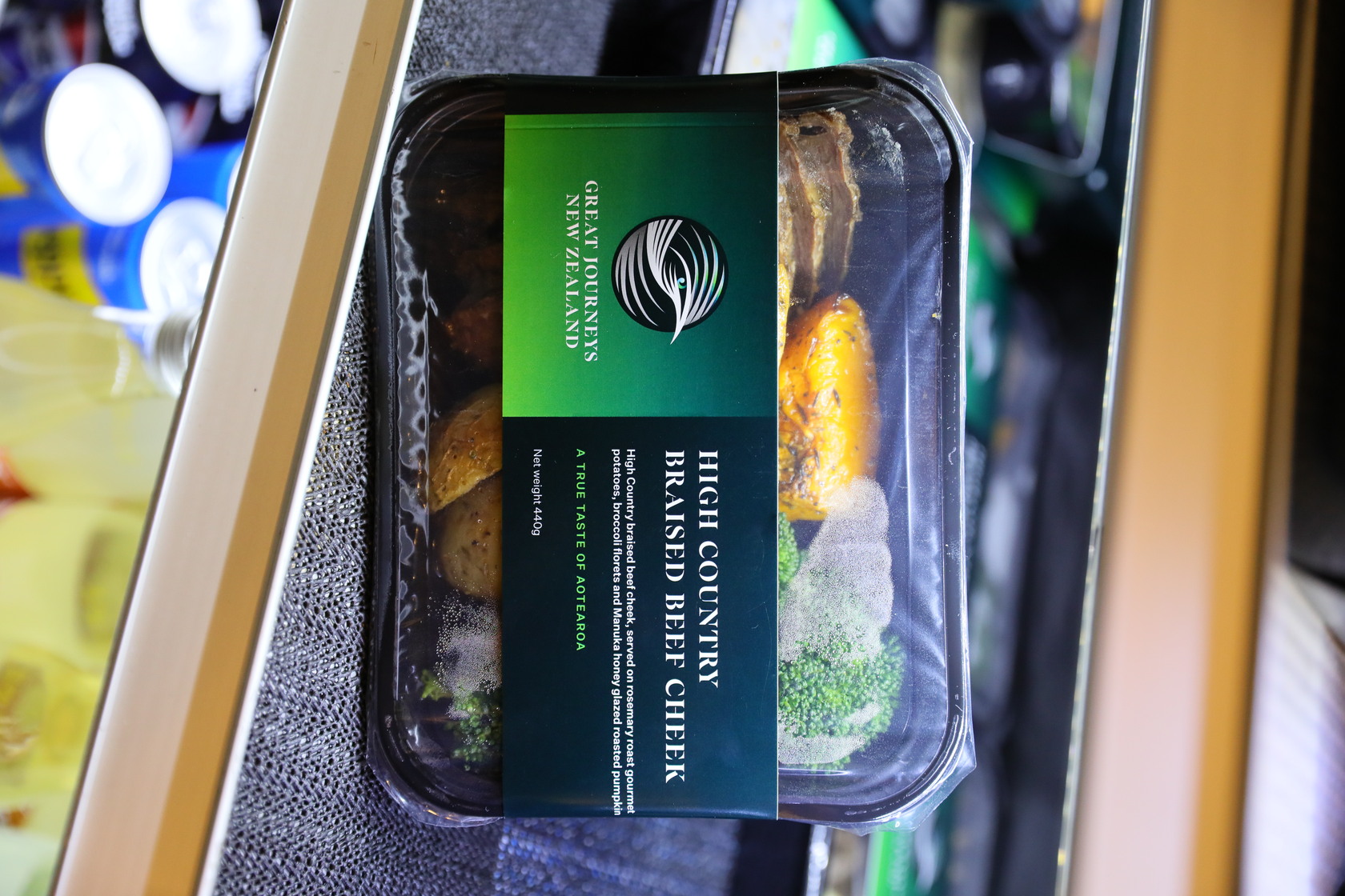 景觀列車上的餐食選擇意外多元，「紅燒牛頰肉」搭配花椰菜、烤馬鈴薯和蜂蜜烤南瓜（25紐元／份，約NT$502）