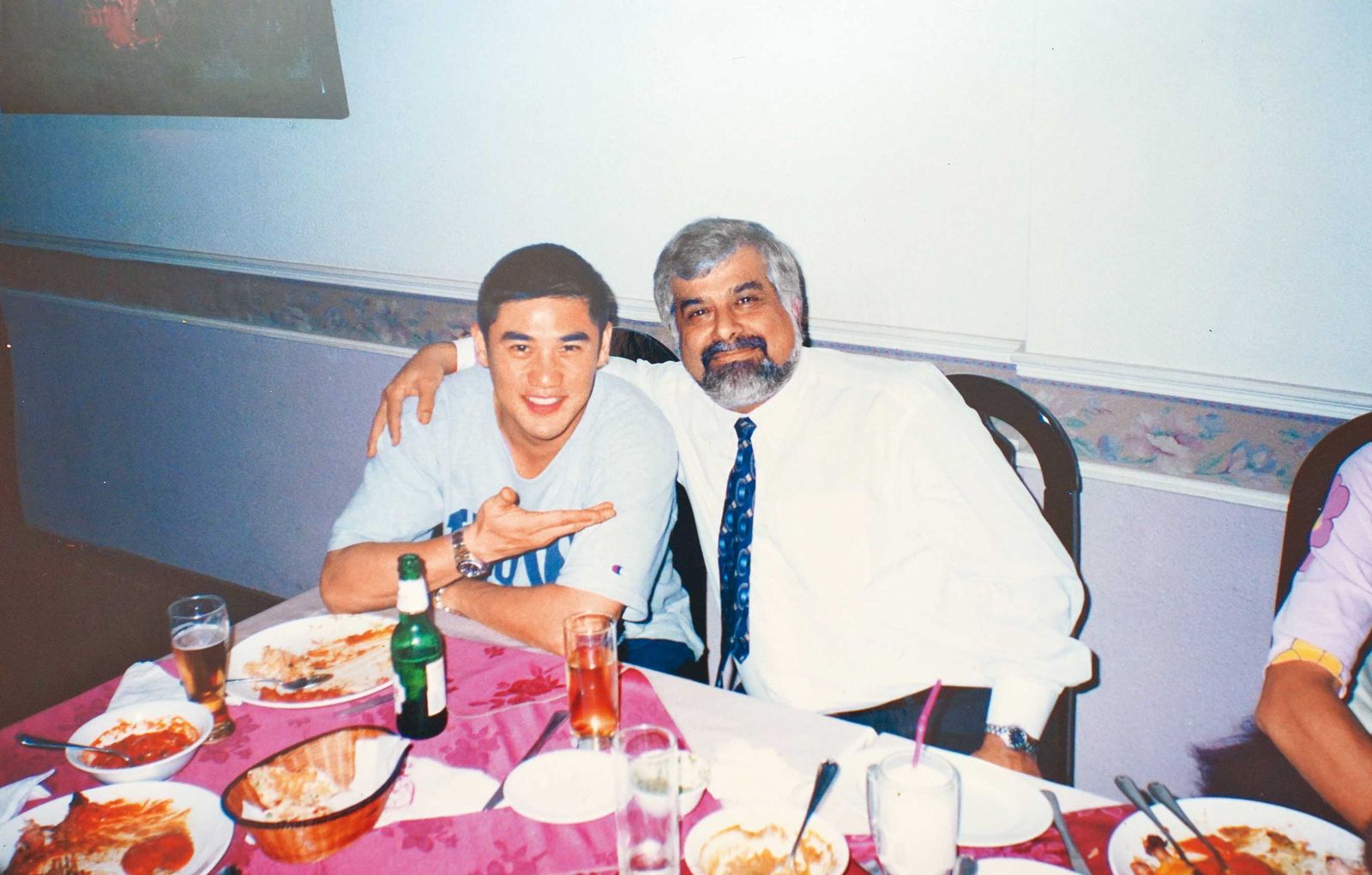 藝人吳大維（左）造訪餐廳時，第一代老闆黎瑞傑（右）搭肩熱情款待。（坦都印度餐廳提供）