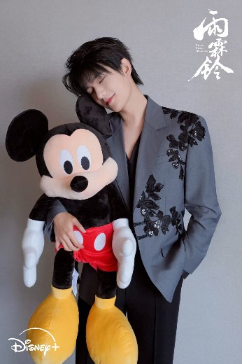 楊洋抱著米老鼠合影,展現反差萌的魅力。(Disney+提供)