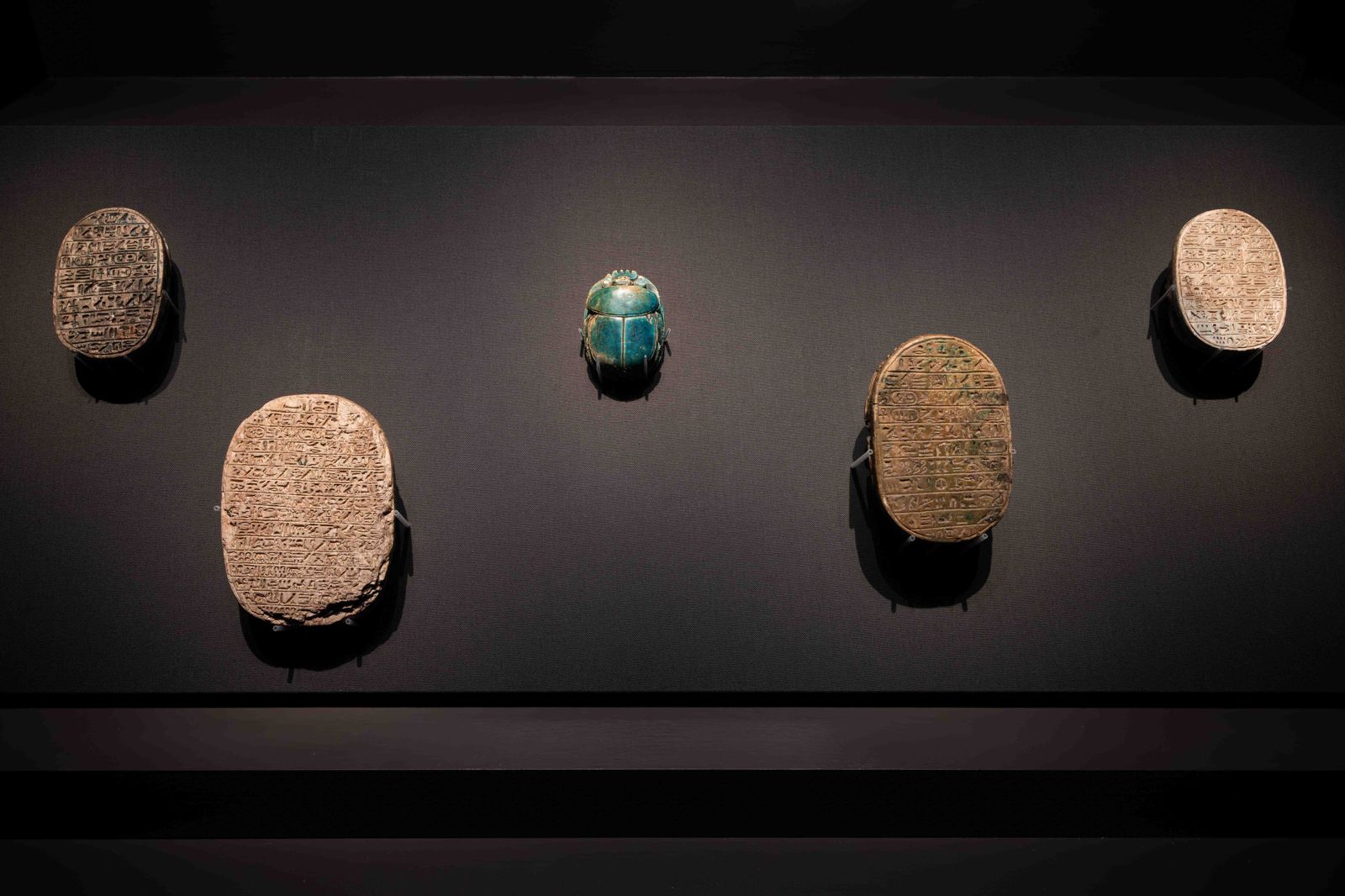 在《埃及之王：法老》第六單元「埃及與世界」中，可見到〈阿蒙霍特普三世在位期間製作的紀念聖甲蟲〉。（奇美博物館提供）