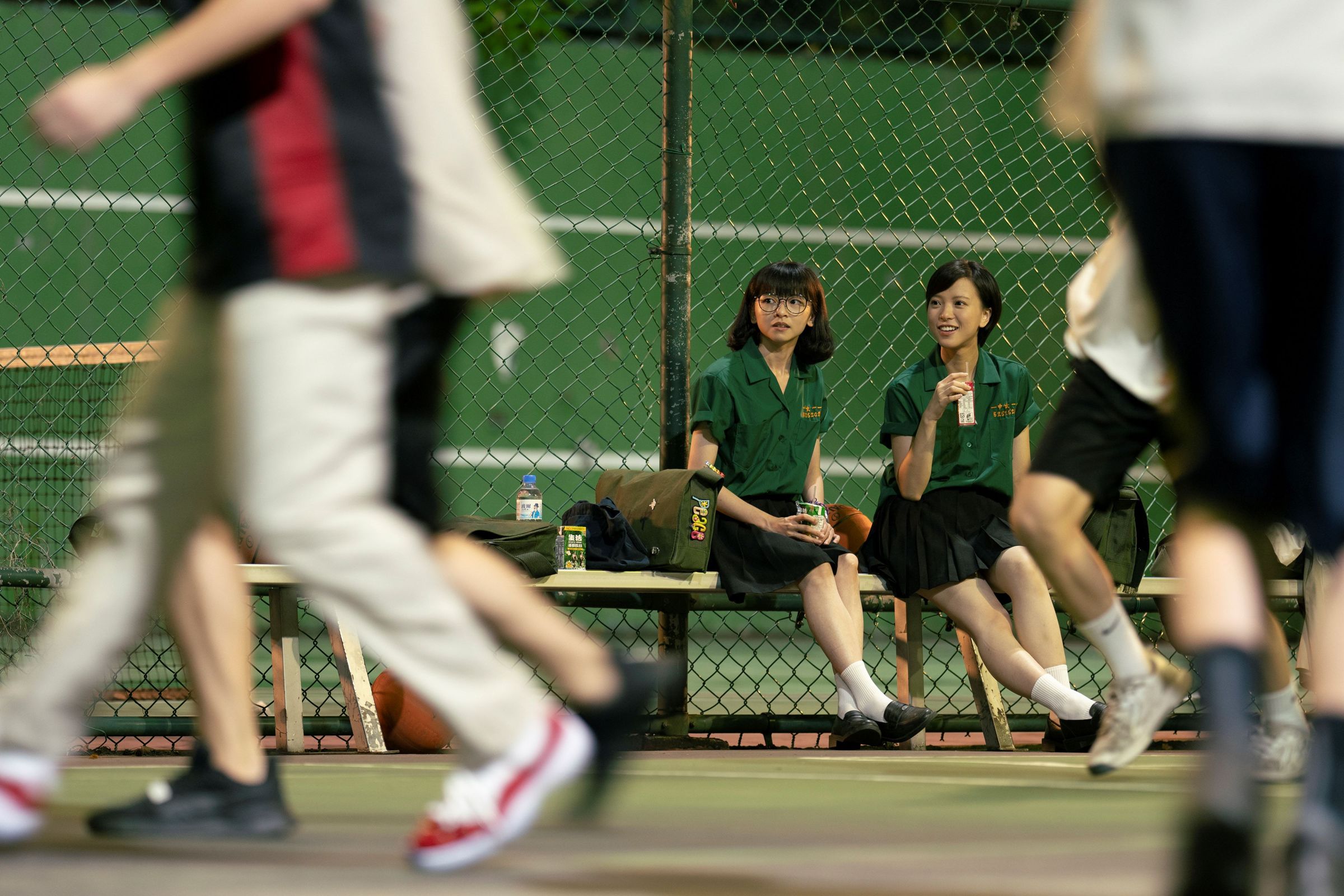 項婕如與陳姸霏在片中分飾就讀北一女日、夜間部的學生,因為使用同一張桌子而成為好友。(興揚電影提供)