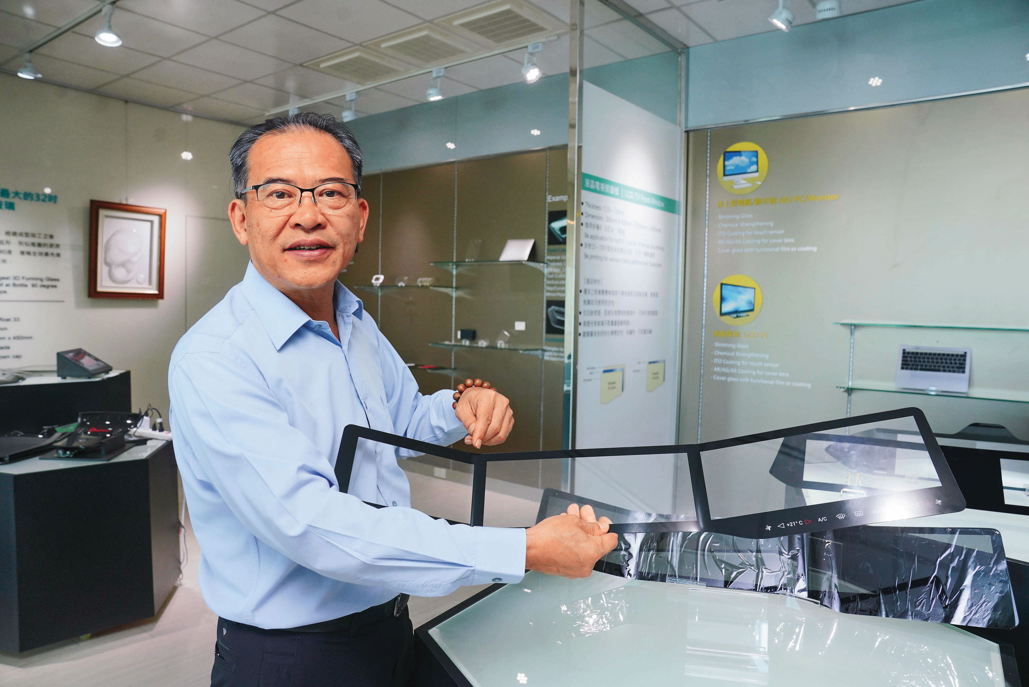 正達董事長鍾志明接受本刊專訪，暢談如何脫離毒蘋果低潮困境，切入車用曲面玻璃讓公司重生。