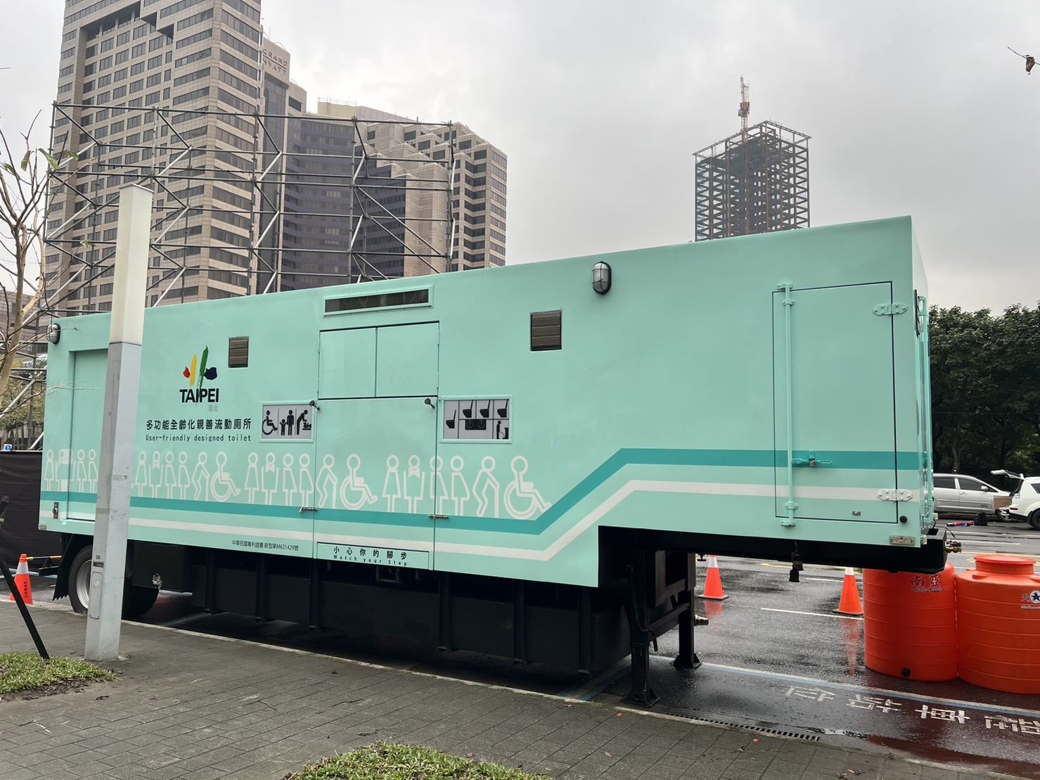 環保局多功能親善流廁車。（北市府提供）