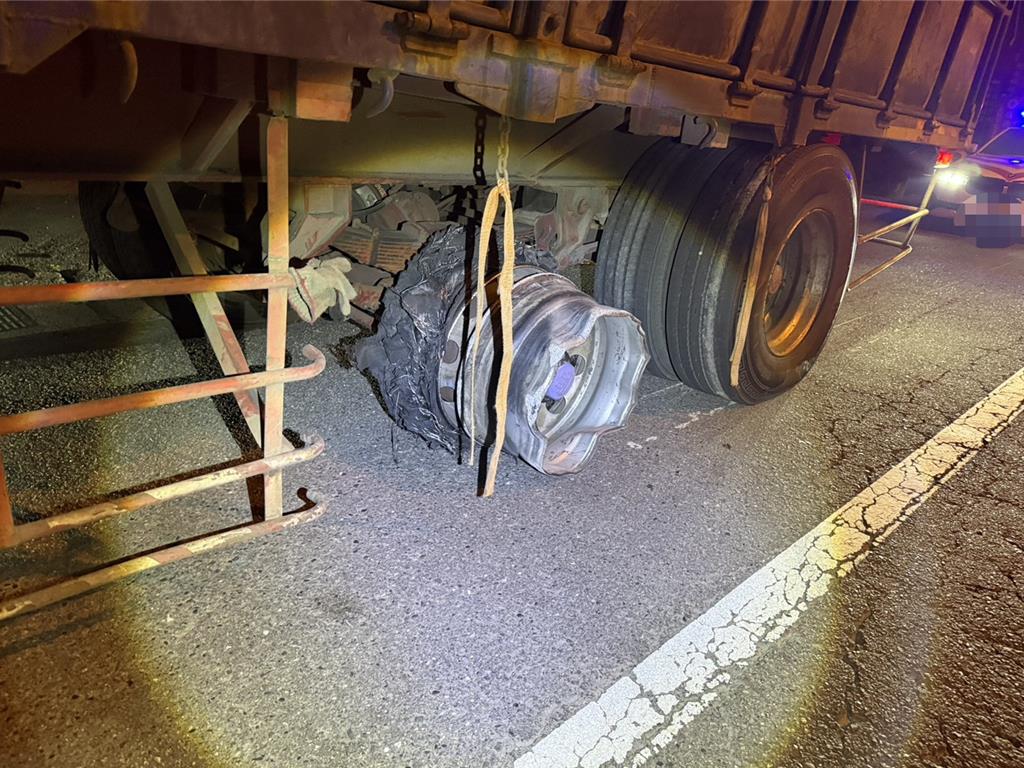 一輛半聯結車行經國1彰化溪湖路段突然發生爆胎,胎皮四散導致後方29輛車連環撞,所幸無人受傷。(翻攝畫面)