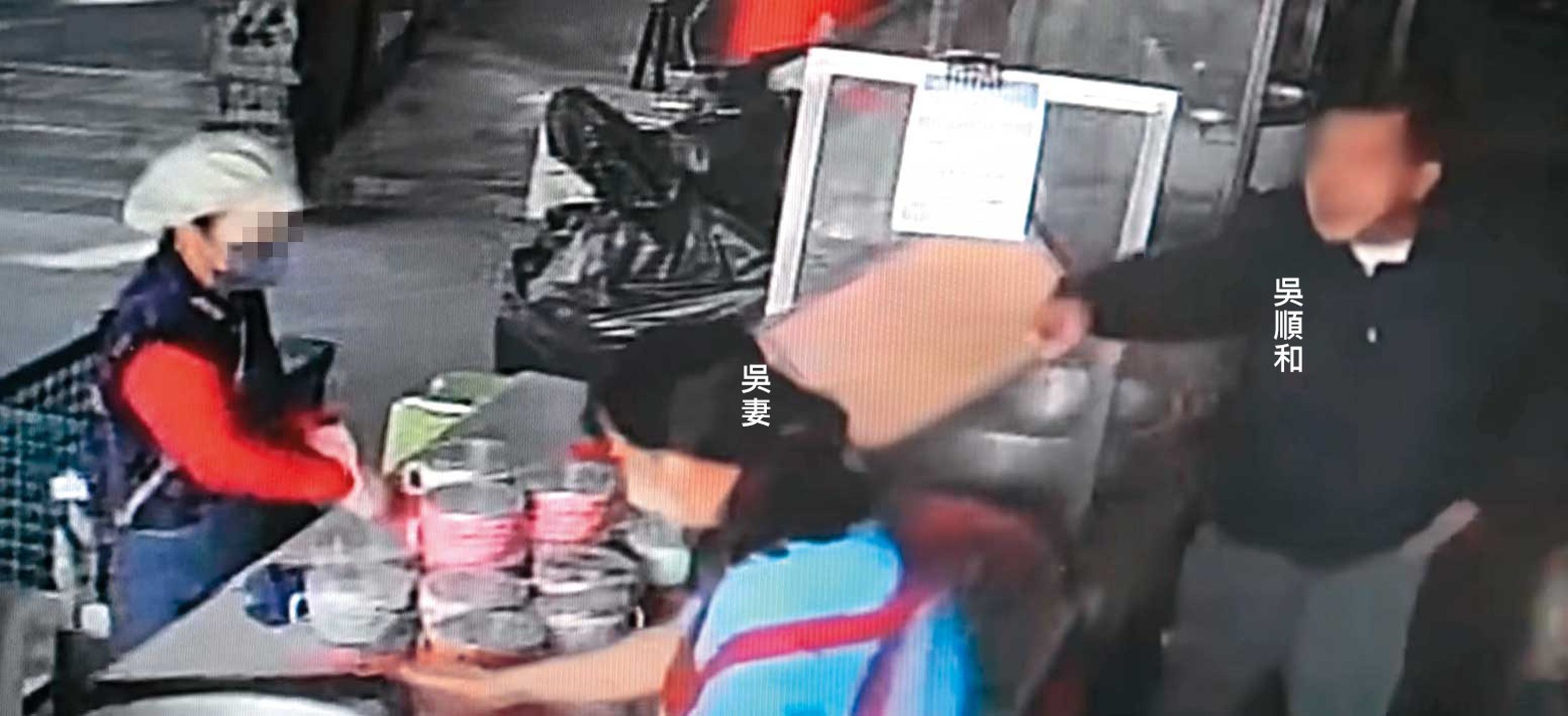 吳男當眾對妻子辱罵施暴，無視還有其他的婦女志工在場，行徑十分惡劣囂張。（翻攝畫面）