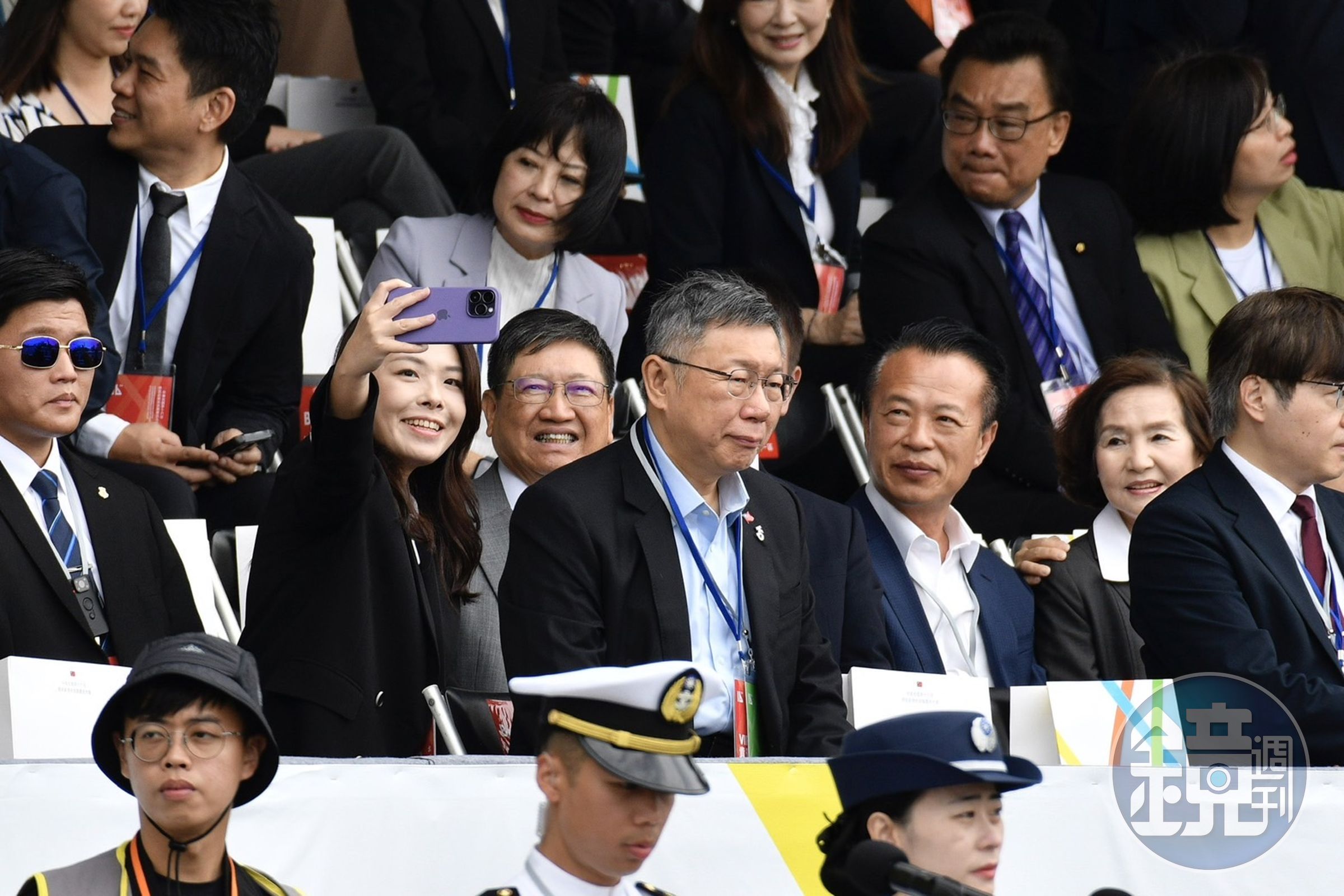 今為台灣新任總統就職典禮，民眾黨主席柯文哲也出席，同黨的新竹市長高虹安亦開心自拍。