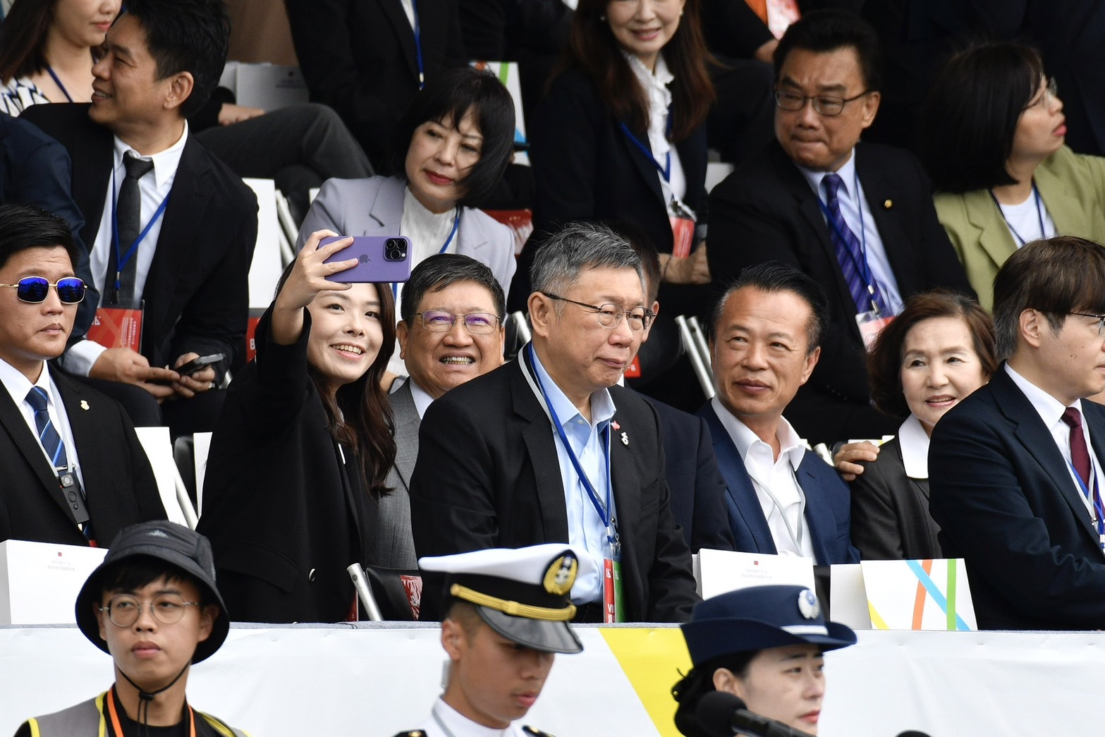 今為台灣新任總統就職典禮，民眾黨主席柯文哲也出席，同黨的新竹市長高虹安亦開心自拍。