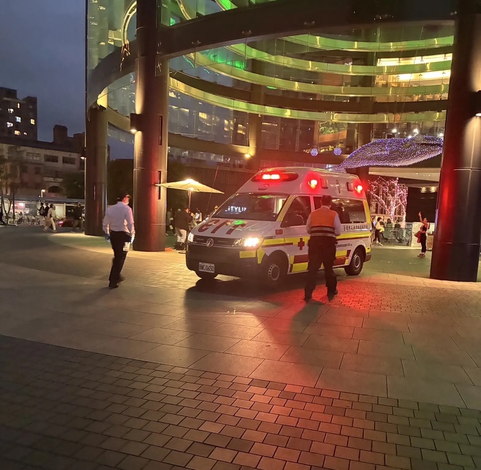 台北市台鐵松山車站第二月台9車位置，稍早驚傳有一名女子落入軌道，所幸無人傷亡。（翻攝畫面）