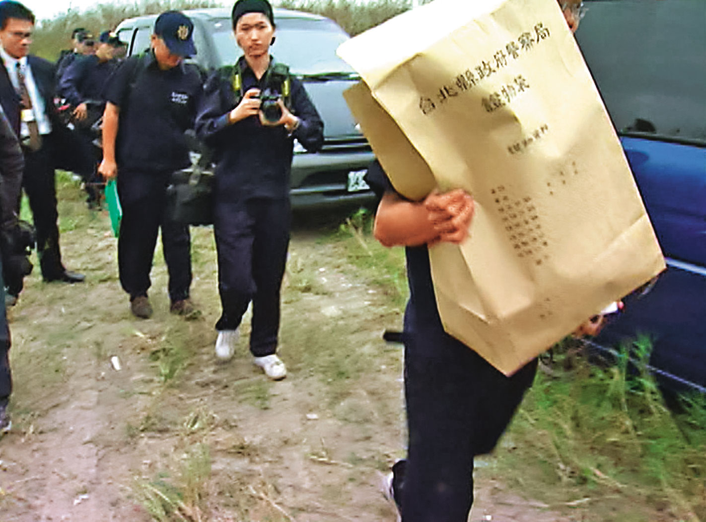 鑑識小組到現場採證,並帶回一大袋證物準備送驗。(東森新聞提供)