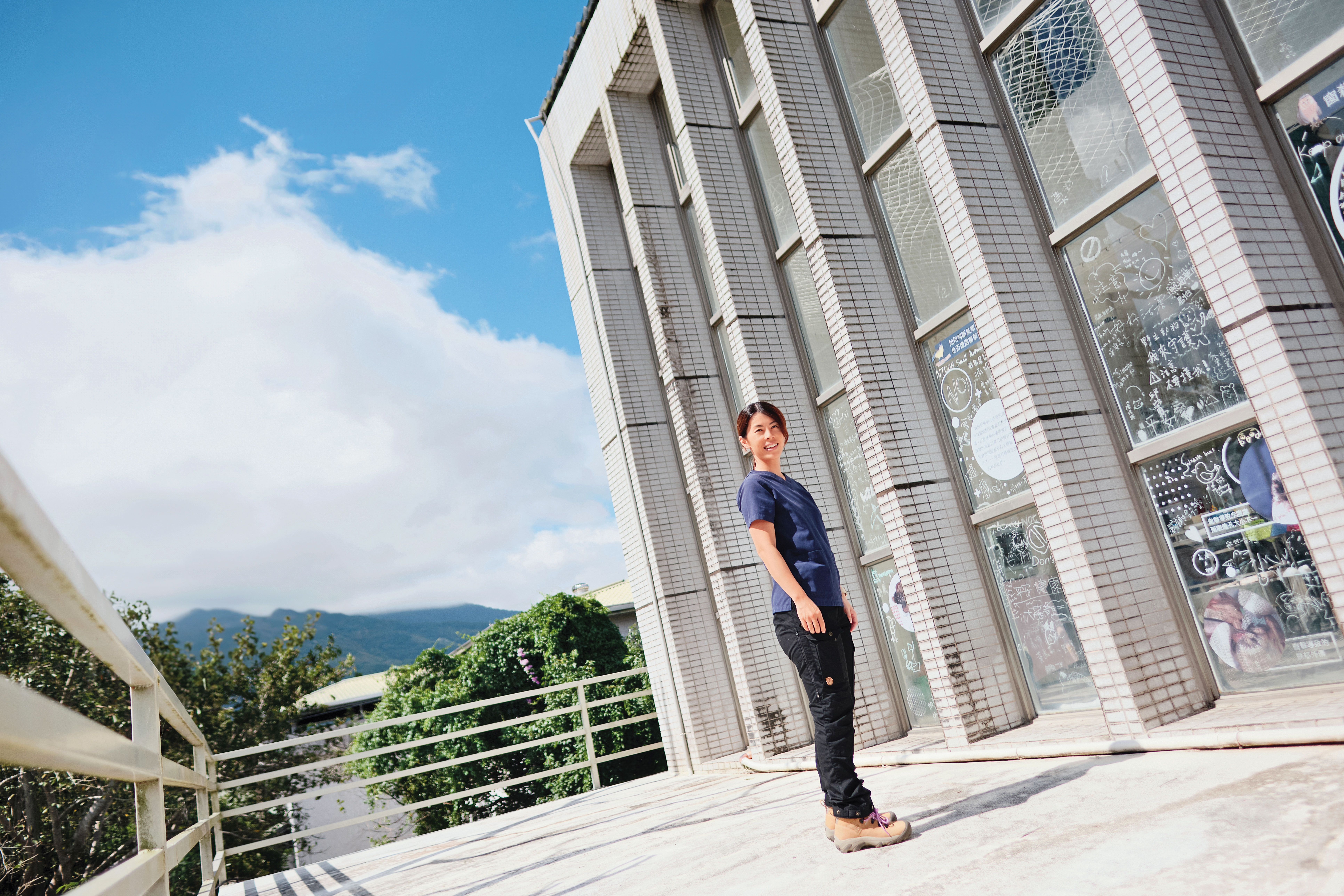 野灣是台灣東部第一間民營野生動物救援中心，透過民間捐款無償救治了上千隻野生動物，擔任祕書長的綦孟柔（圖）除了是一名野生動物獸醫，也是醫院成立的主要推手。