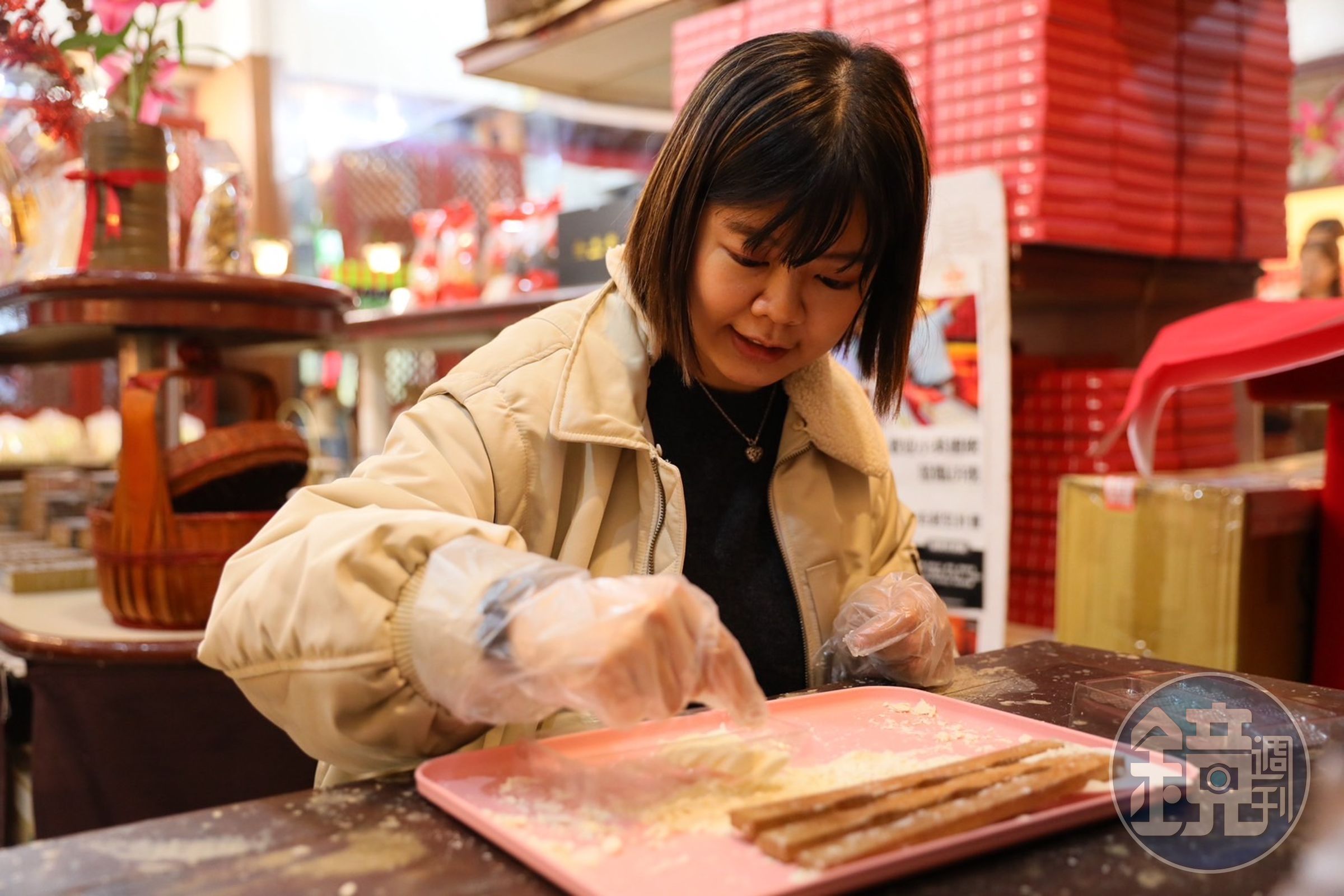鳳眼糕看起來小巧單純，製作起來很不容易，「手勁」一大就很容易化在手中。