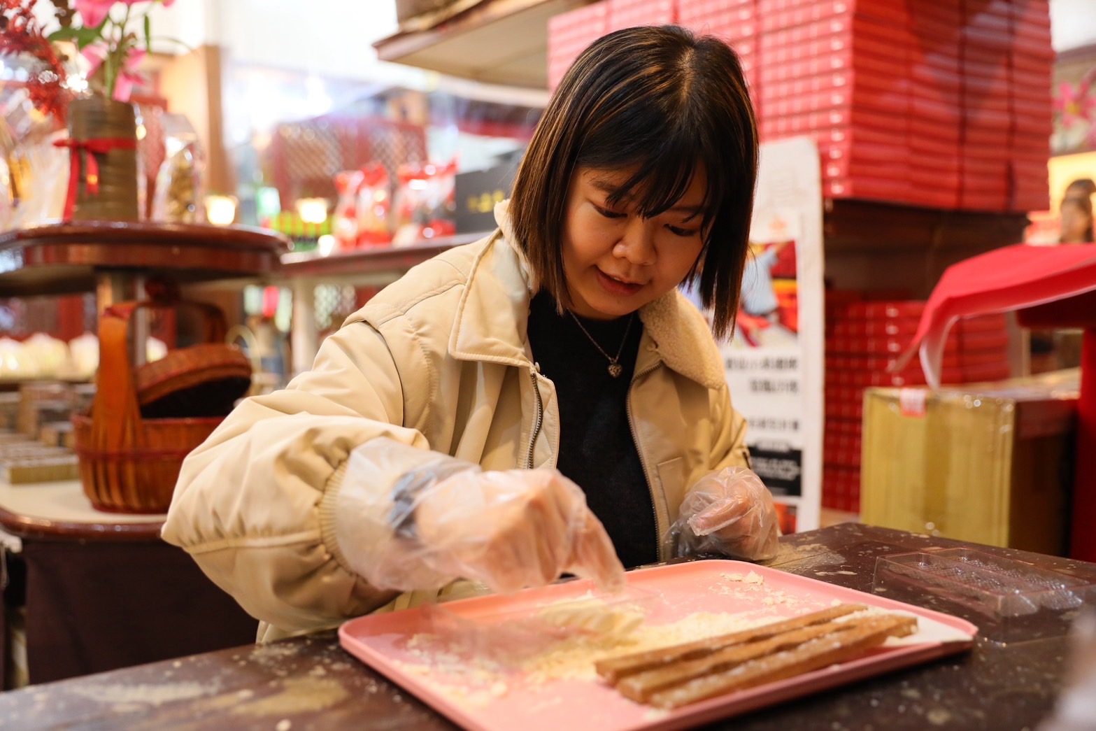 鳳眼糕看起來小巧單純,製作起來很不容易,「手勁」一大就很容易化在手中。