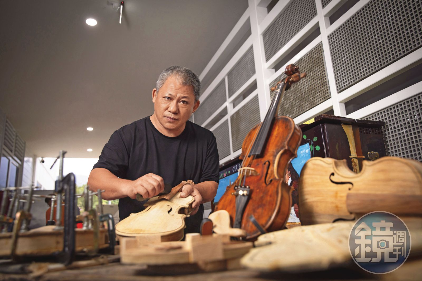 黃聖彥是日本東京洗足學園音樂大學小提琴演奏碩士,也是第一個把製琴工藝帶回台灣的職人。他8年前開始每週從台北南下大埔鄉,教製琴與拉琴,從無間斷。