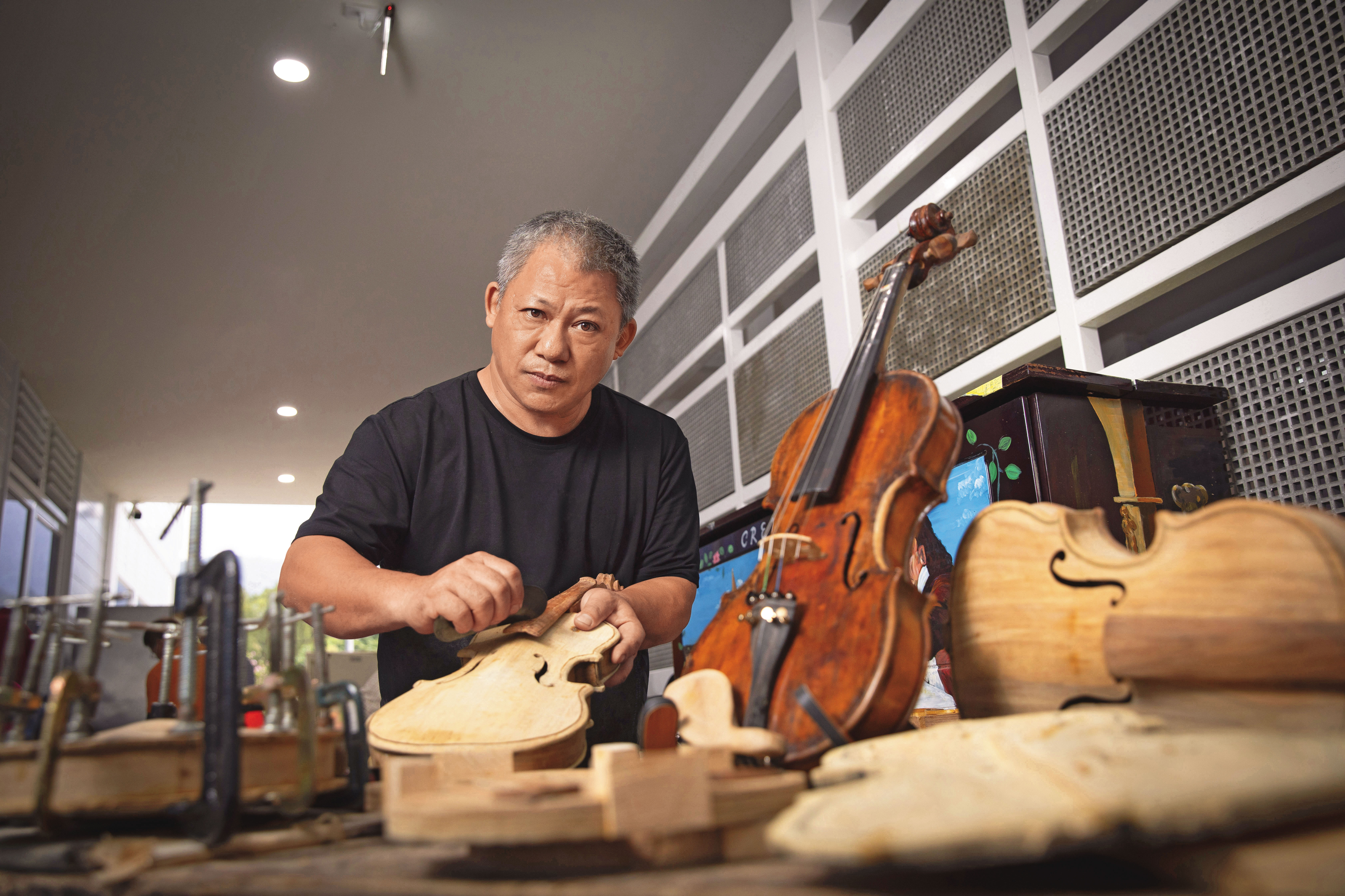 黃聖彥是日本東京洗足學園音樂大學小提琴演奏碩士，也是第一個把製琴工藝帶回台灣的職人。他8年前開始每週從台北南下大埔鄉，教製琴與拉琴，從無間斷。
