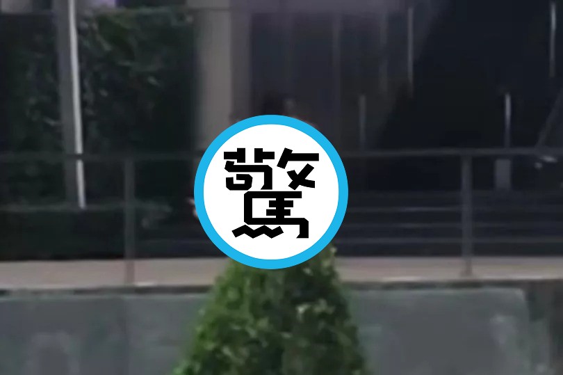 情侶無恥辱在商場活春宮「超激情連結」！鄉民圍觀嗨喊。（翻自《每日星報》）