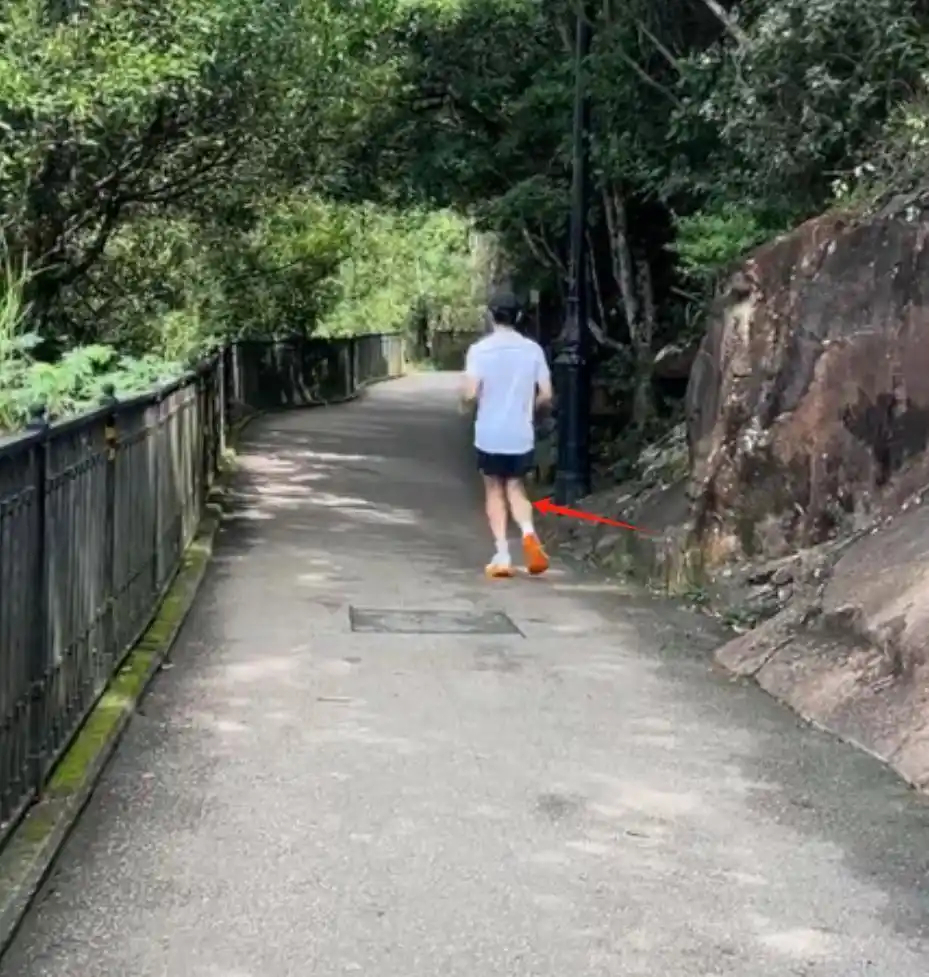 網友巧遇梁朝偉在山徑跑步，卻發現他的跑姿不太正確，恐有運動傷害。（小紅書圖片）
