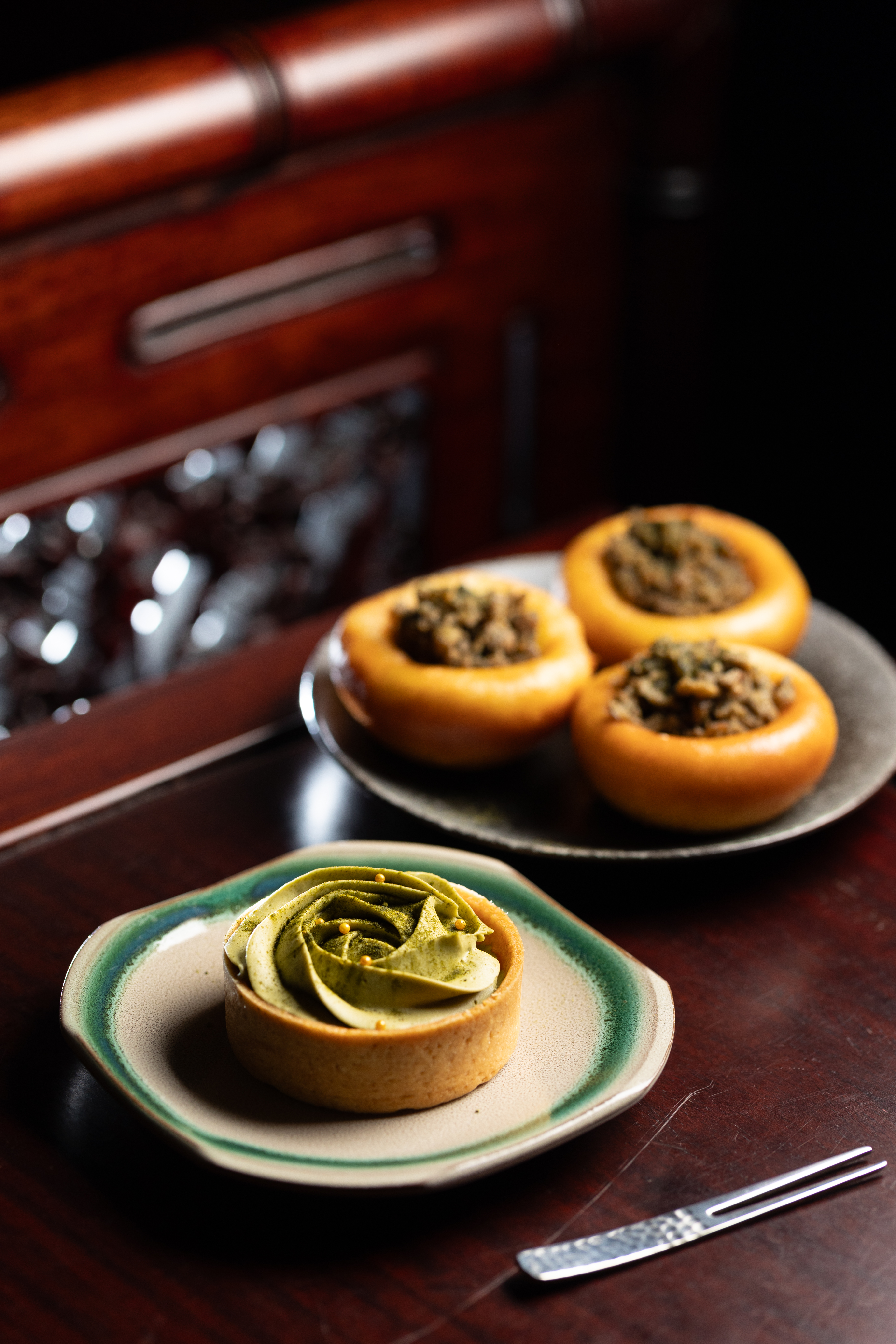 茶點「包種茶塔」（左，220元／份）與「包種茶窩窩頭」（右，280元／份）吃完口齒留香。