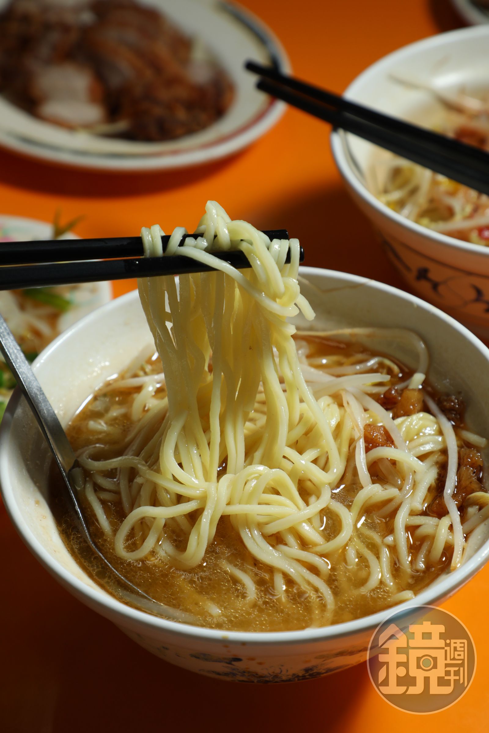 「湯麵」的湯頭濃郁，油蔥香氣撲鼻，價錢更是佛心價。（20元／碗）