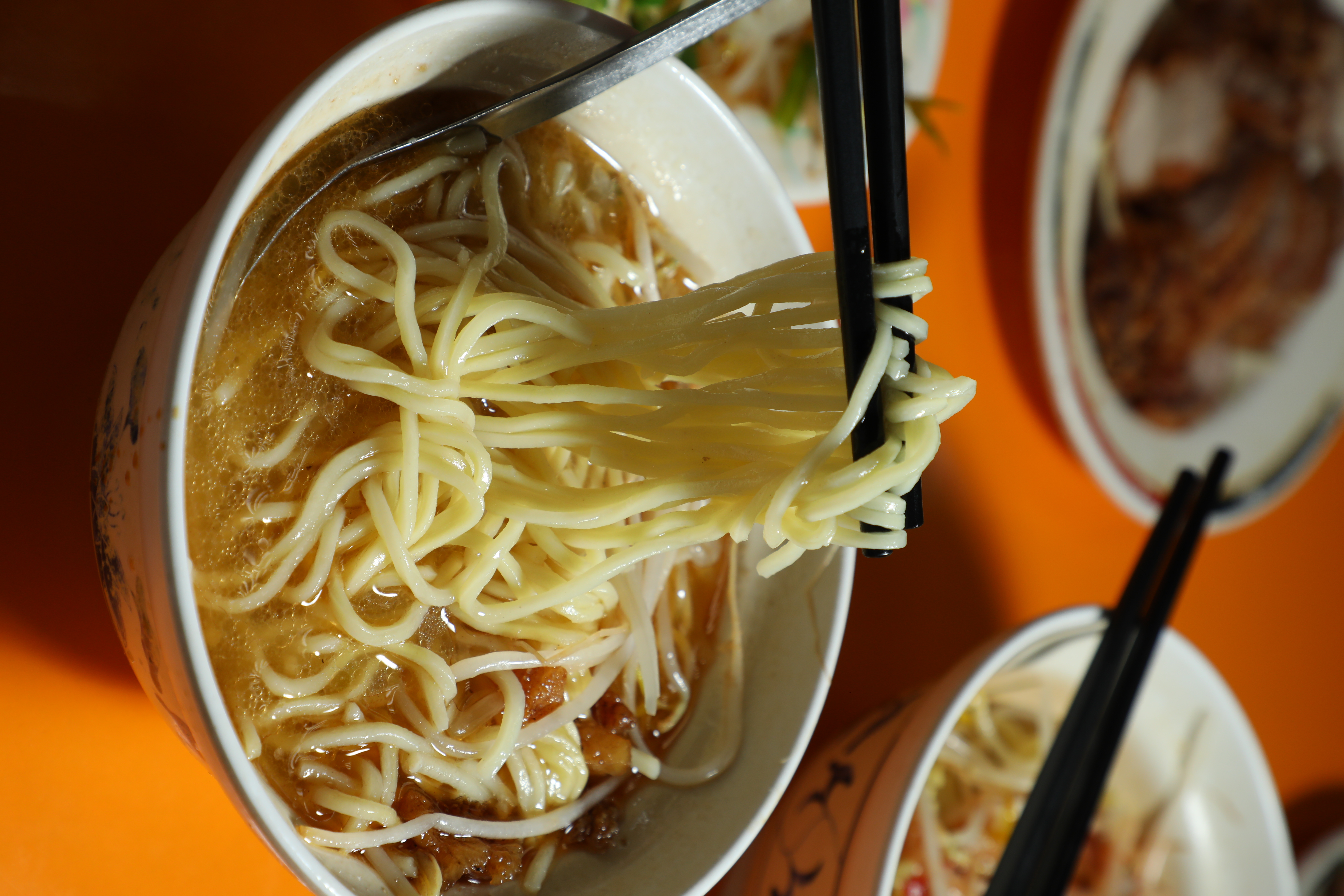 「湯麵」的湯頭濃郁，油蔥香氣撲鼻，價錢更是佛心價。（20元／碗）