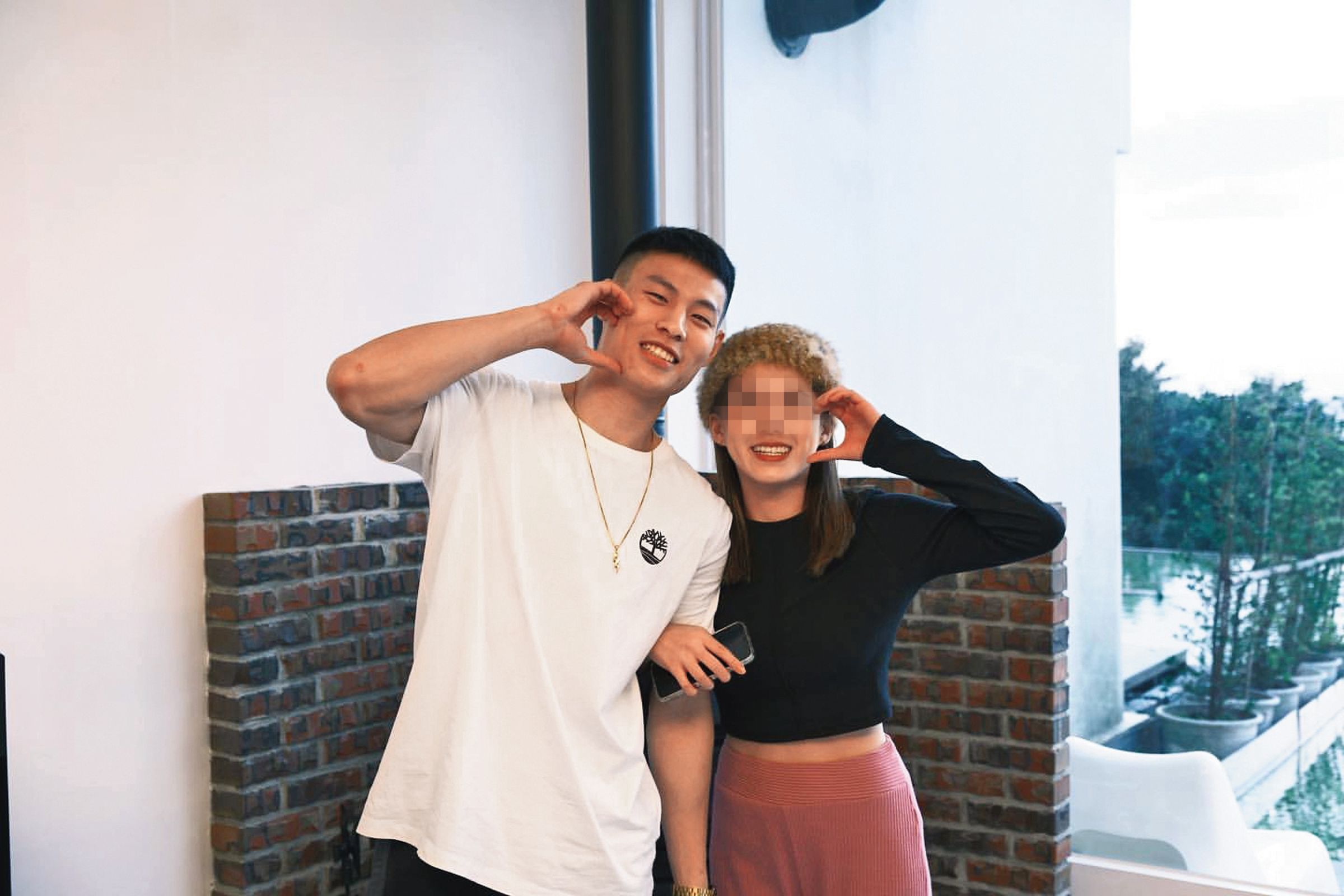 與蔡尚樺曖昧不清時,林秉聖(左)也被爆與圈外女友(右)沒有分手。(翻攝自林秉聖IG)