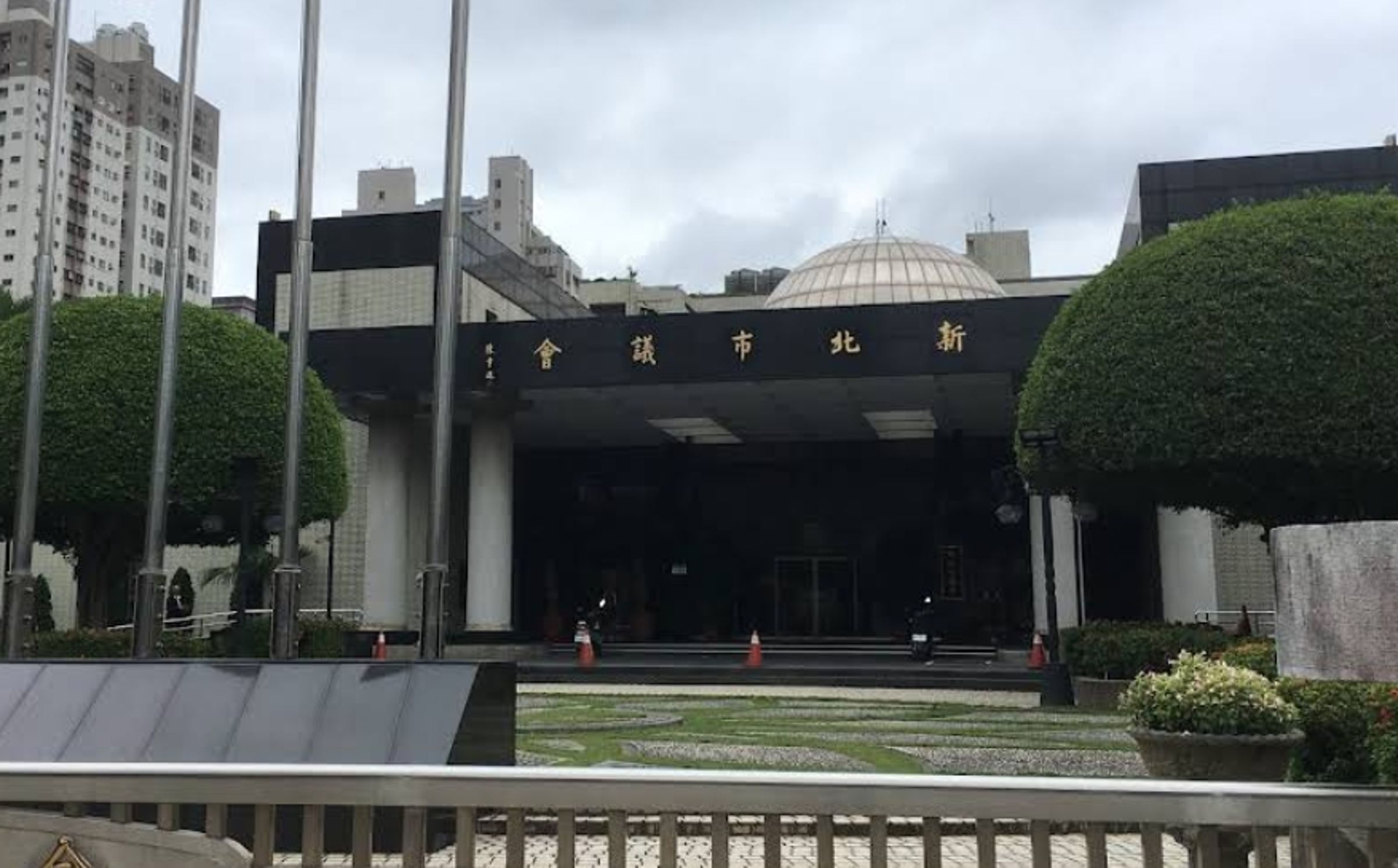 有可疑男子拒絕盤查後竟翻進新北市議會。（翻攝自Google Maps）