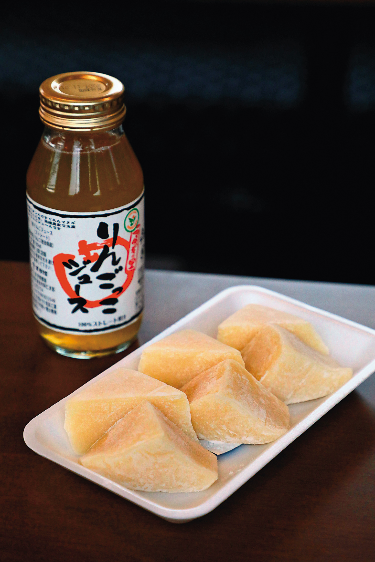 在列車上可享用當地名產「三角奶油麻糬」(前,480日圓/6個,約NT$105)與秋田產「蘋果汁」(後,250日圓/瓶,約NT$55)。