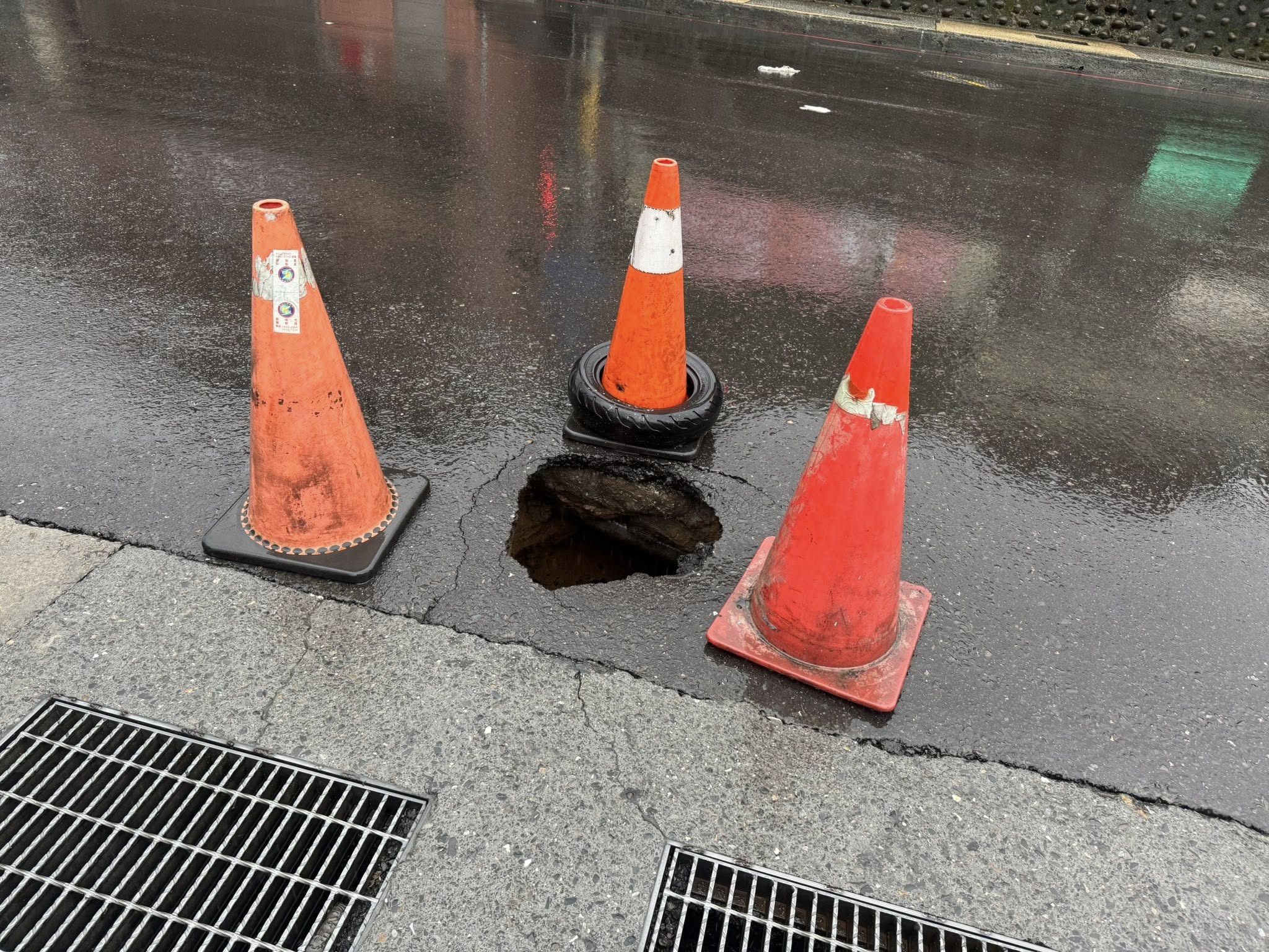 基隆中山區中和路與復興路口出現深約1公尺、長寬40公分的坑洞(翻攝自臉書@施偉政)