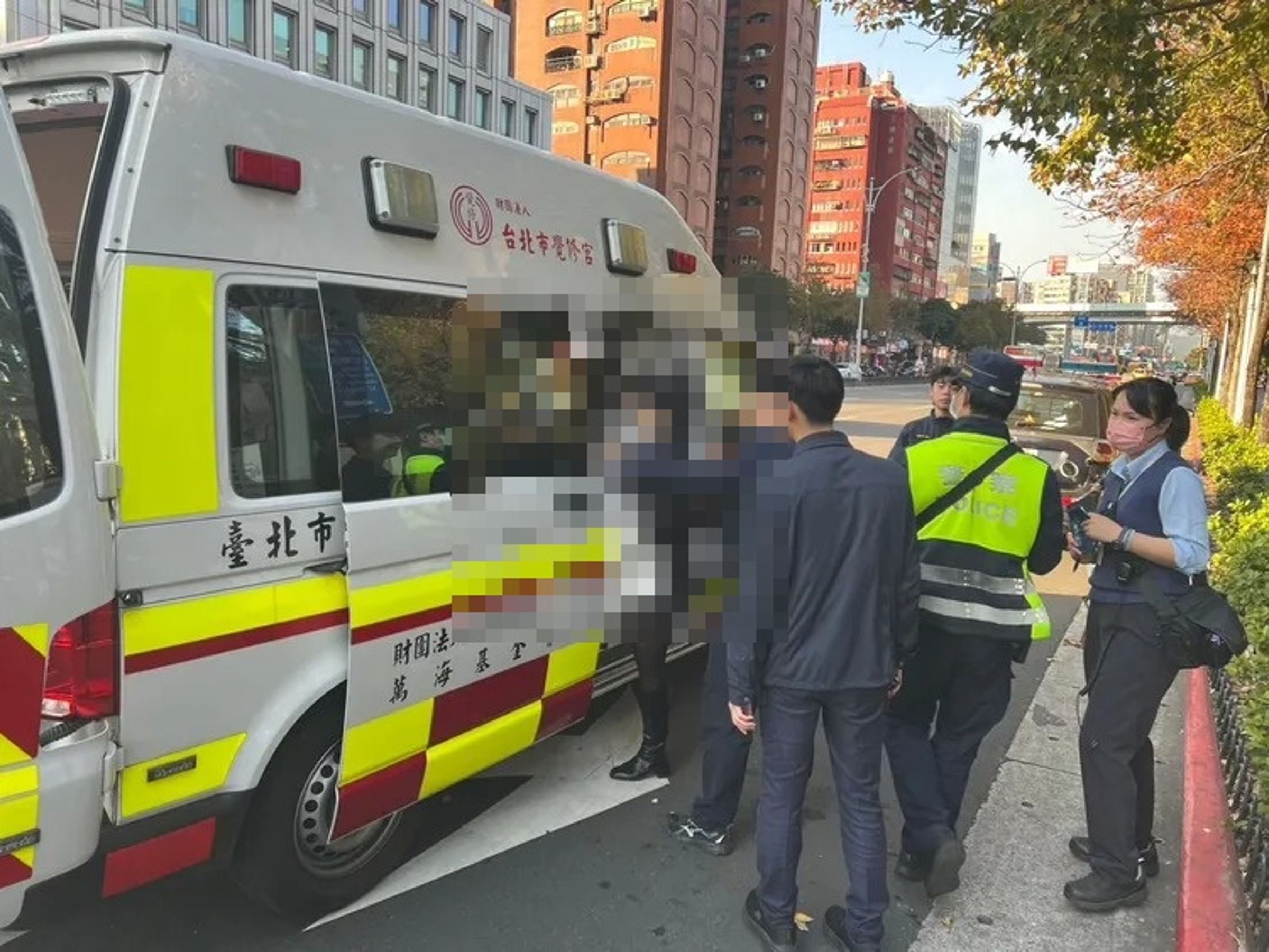 北捷忠孝新生站一名女乘客持剪刀引起恐慌。(翻攝畫面)