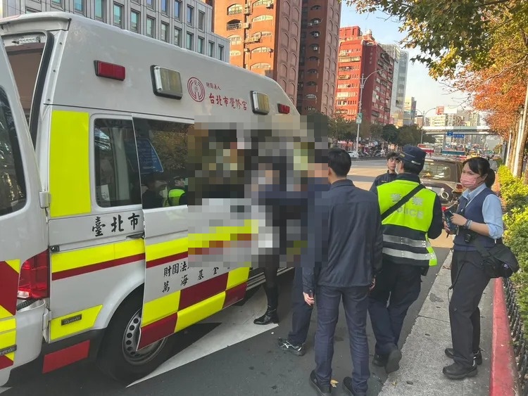 北捷忠孝新生站一名女乘客持剪刀引起恐慌。（翻攝畫面）