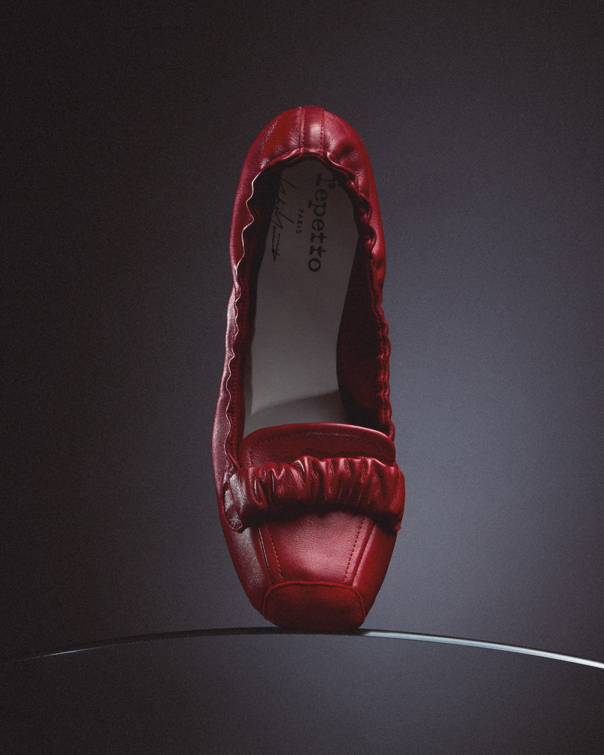 Repetto X Yohji Yamamoto聯乘系列(熾烈紅)。價格店洽(永三提供)