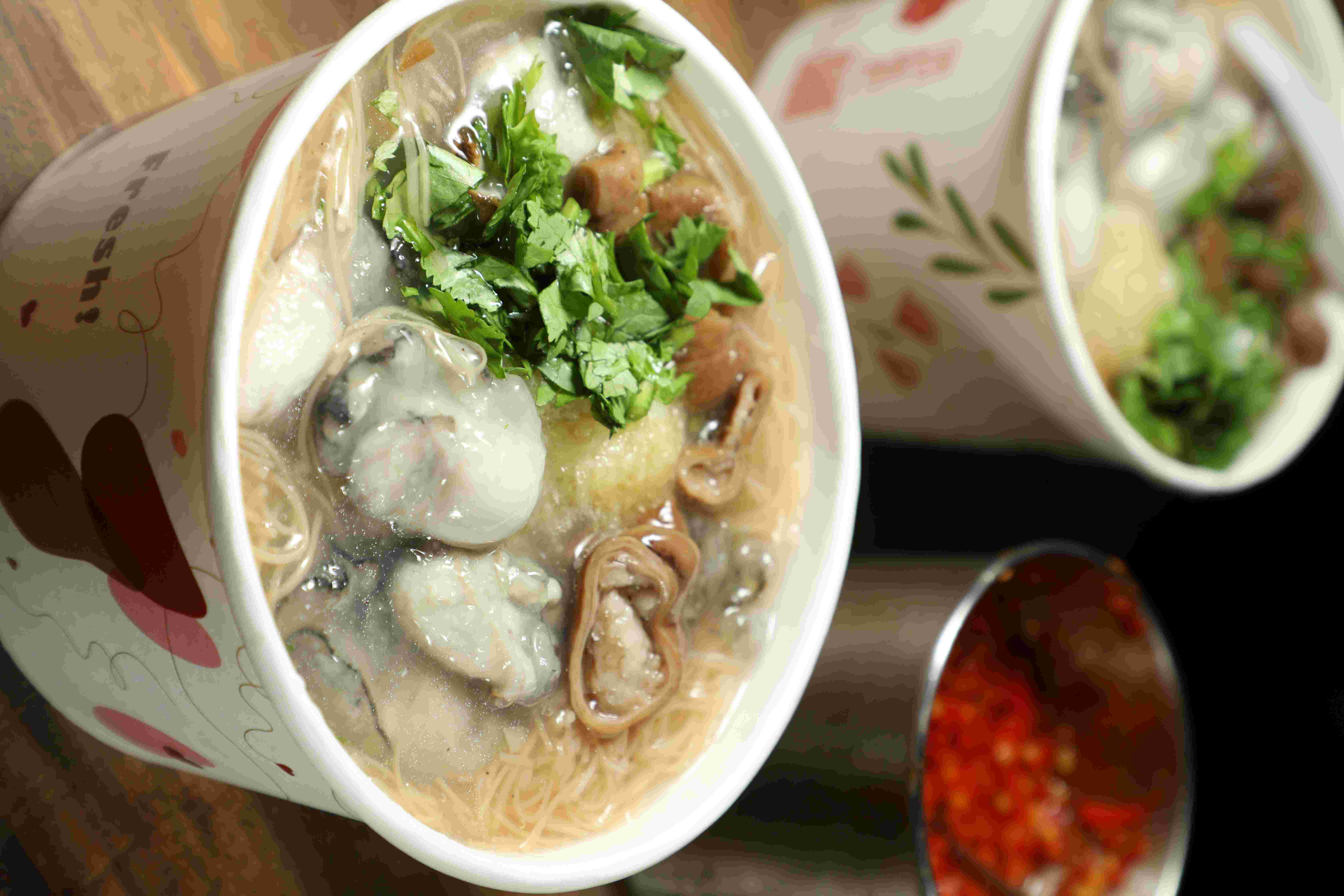 「大腸蚵仔麵線」的食材新鮮、柴魚湯頭清爽,整體滋味相當平衡,是一碗好吃的麵線羹。(60元/小碗)