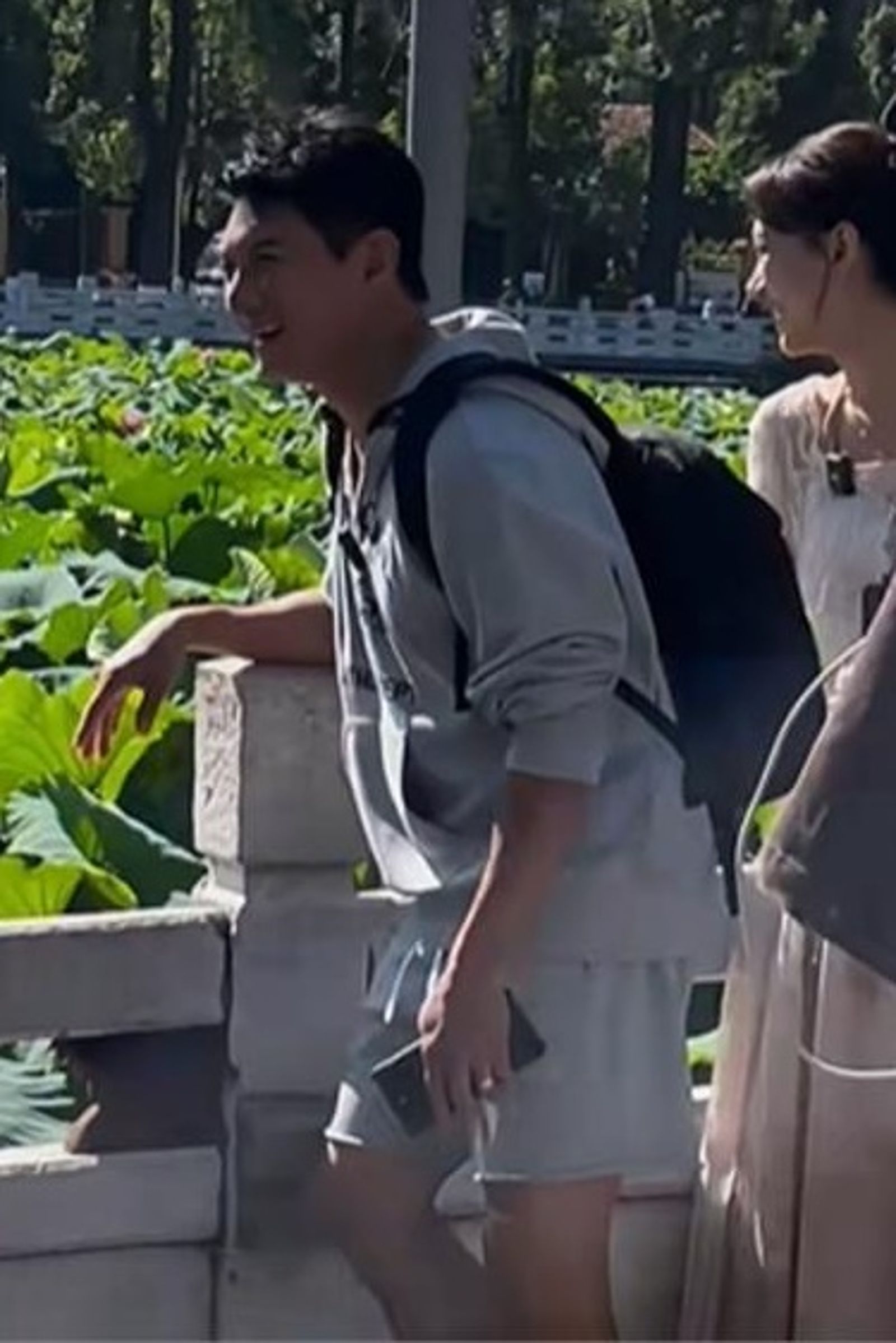 吳奇隆在雲南昆明出外景被網友目擊。(翻攝自小紅書)