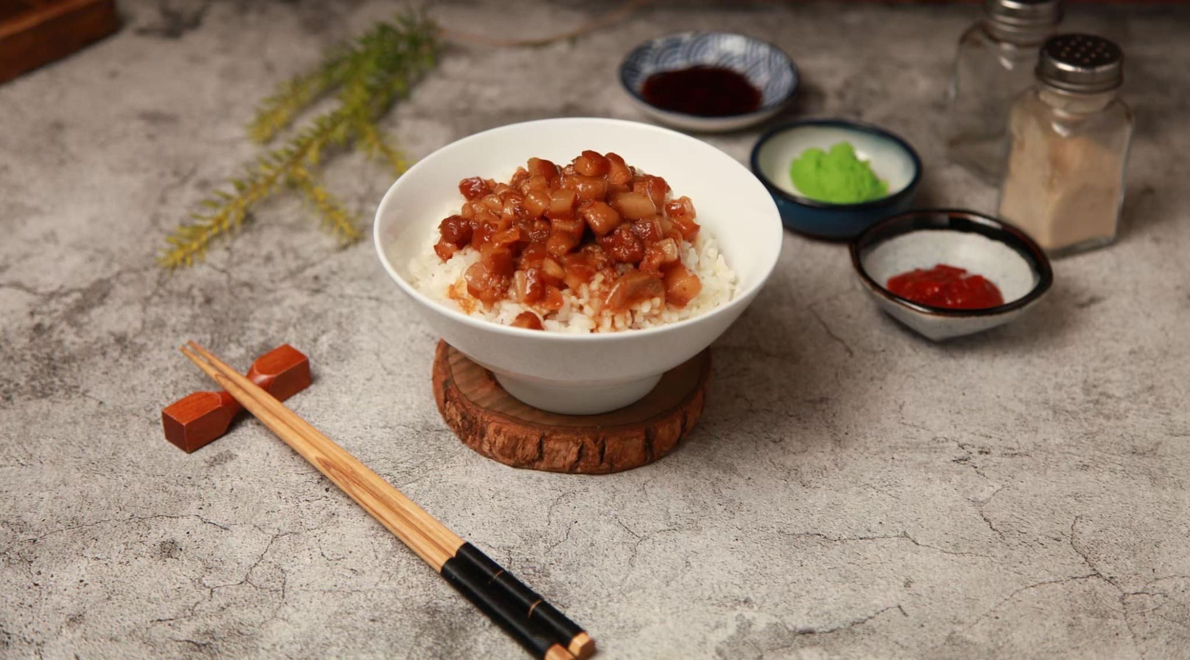 高雄某肉燥飯名店「加菜」,有顧客吃到蝸牛。(翻攝該店臉書)