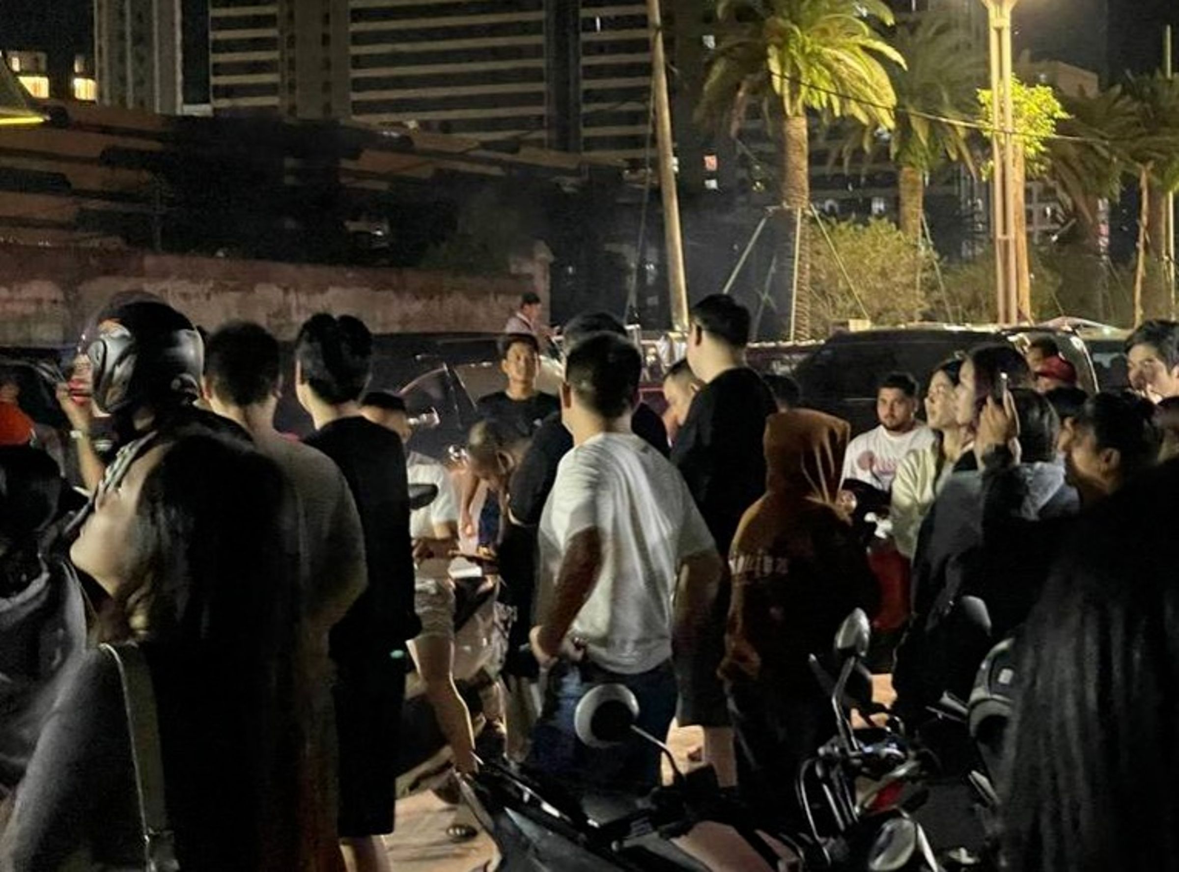 由於公司突然解散,導致外籍員工聚集在樓下,場面相當混亂。(翻攝自柬中時報)
