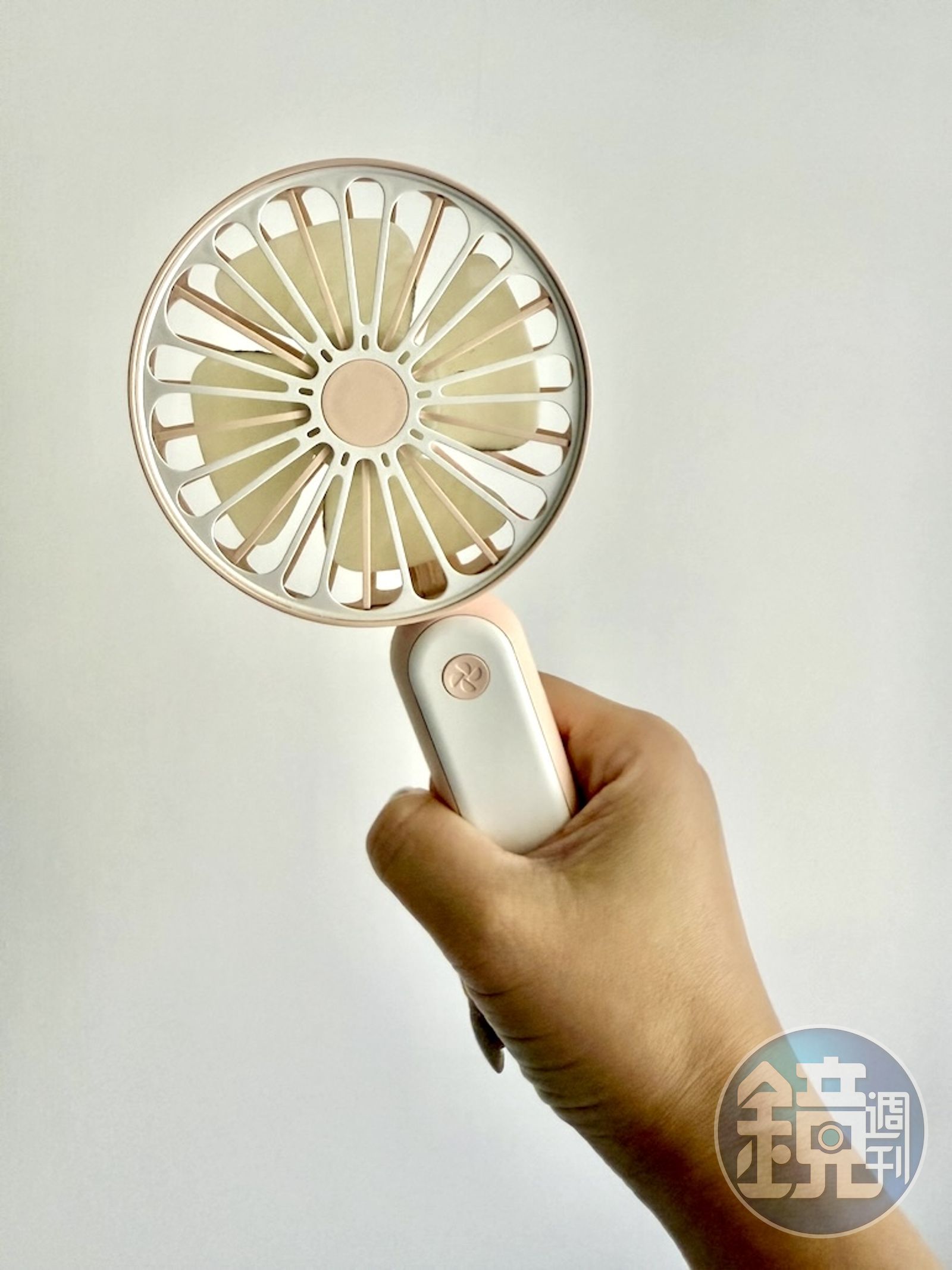 搭載鋰電池的手持風扇，如果電池款式不符合規定，就無法帶出國。（示意圖，讀者提供）