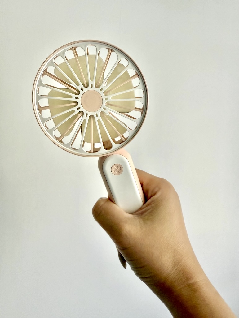 搭載鋰電池的手持風扇，如果電池款式不符合規定，就無法帶出國。（示意圖，讀者提供）