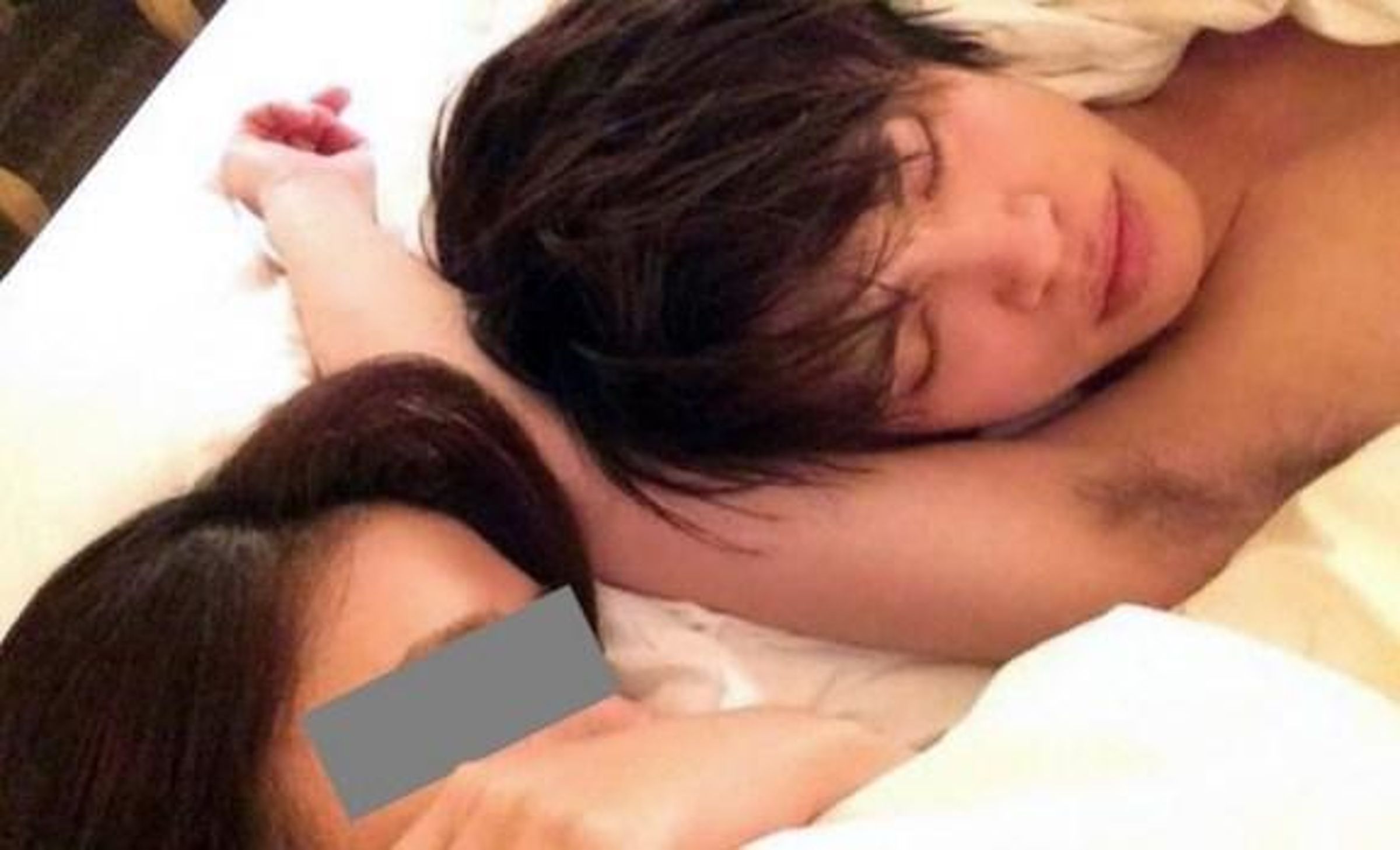 山本裕典曾被在酒店狂歡後帶回去過夜的美眉偷拍床照。（翻攝網路）