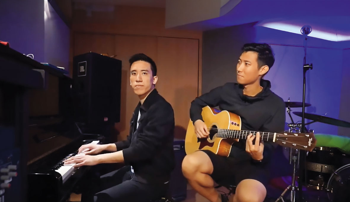 伍靖（左）與美籍網紅劉沛（右）頗有交情，2人偶爾合作表演。（翻攝劉沛臉書）