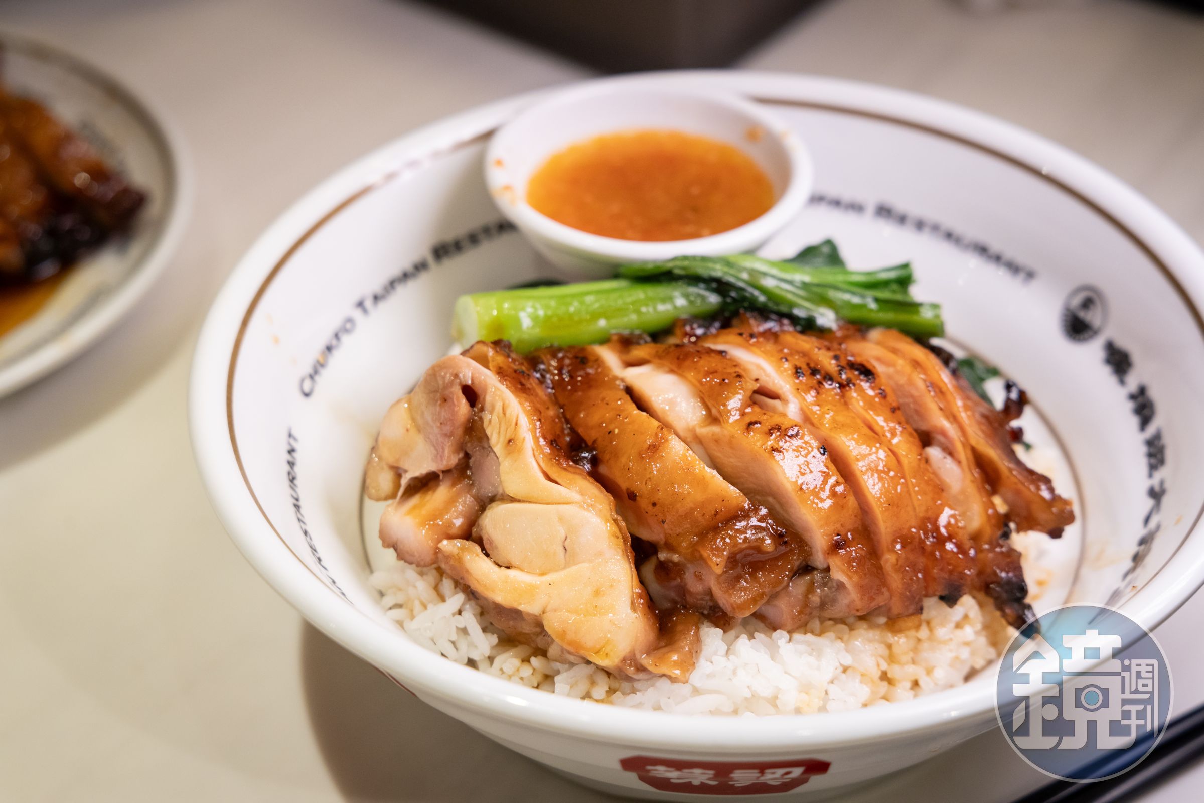 無骨的「冰燒鳳凰雞飯」使用鳳凰辣汁，外皮焦香肉汁滿滿。（港幣52元／份）