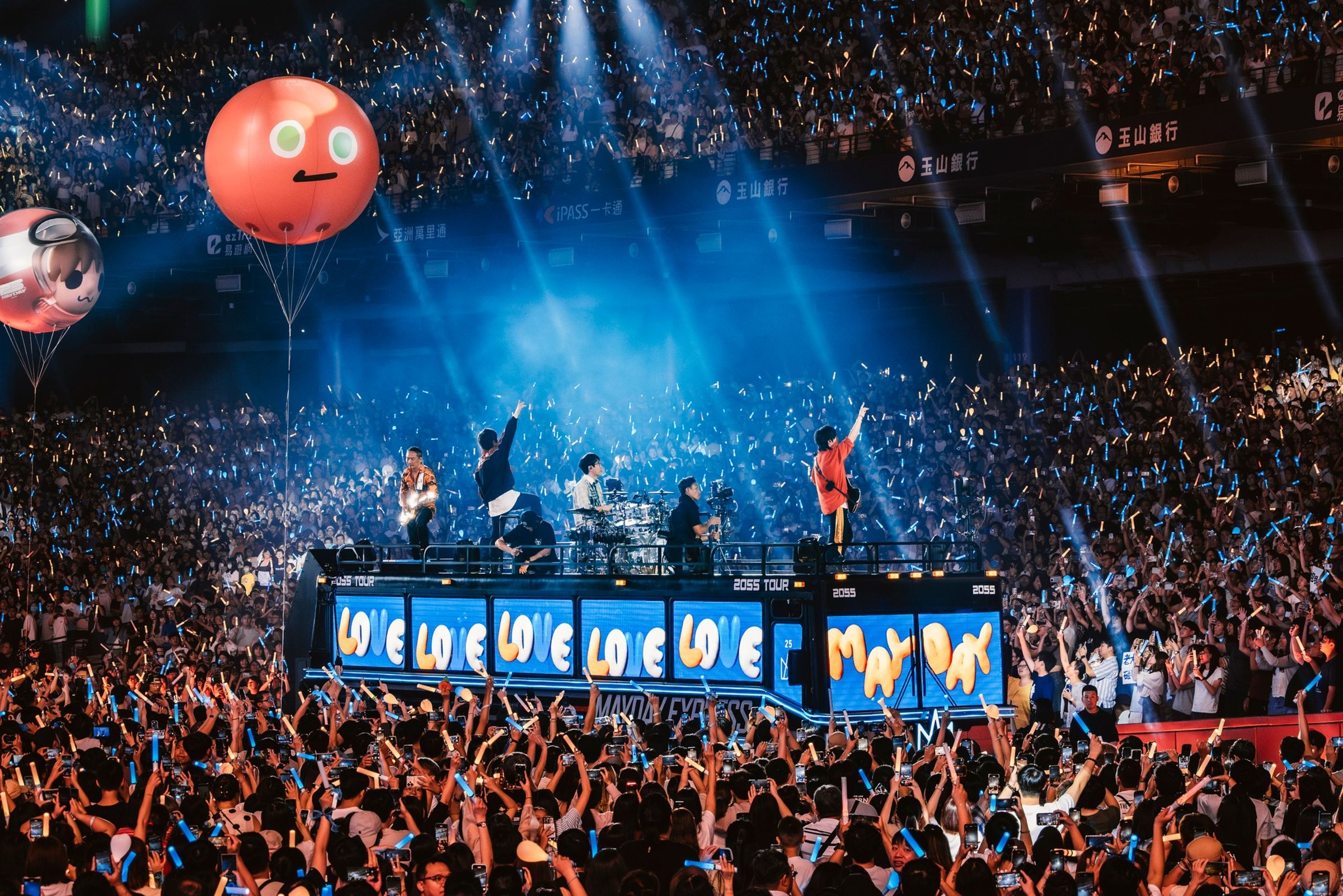 五月天25週年巡迴演唱會,歌迷擠爆臺北大巨蛋。(台北市政府觀光傳播局提供)