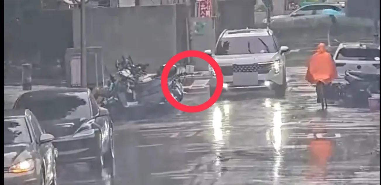 機車停車格藏「凶器」　無辜轎車只是路過竟然中招了