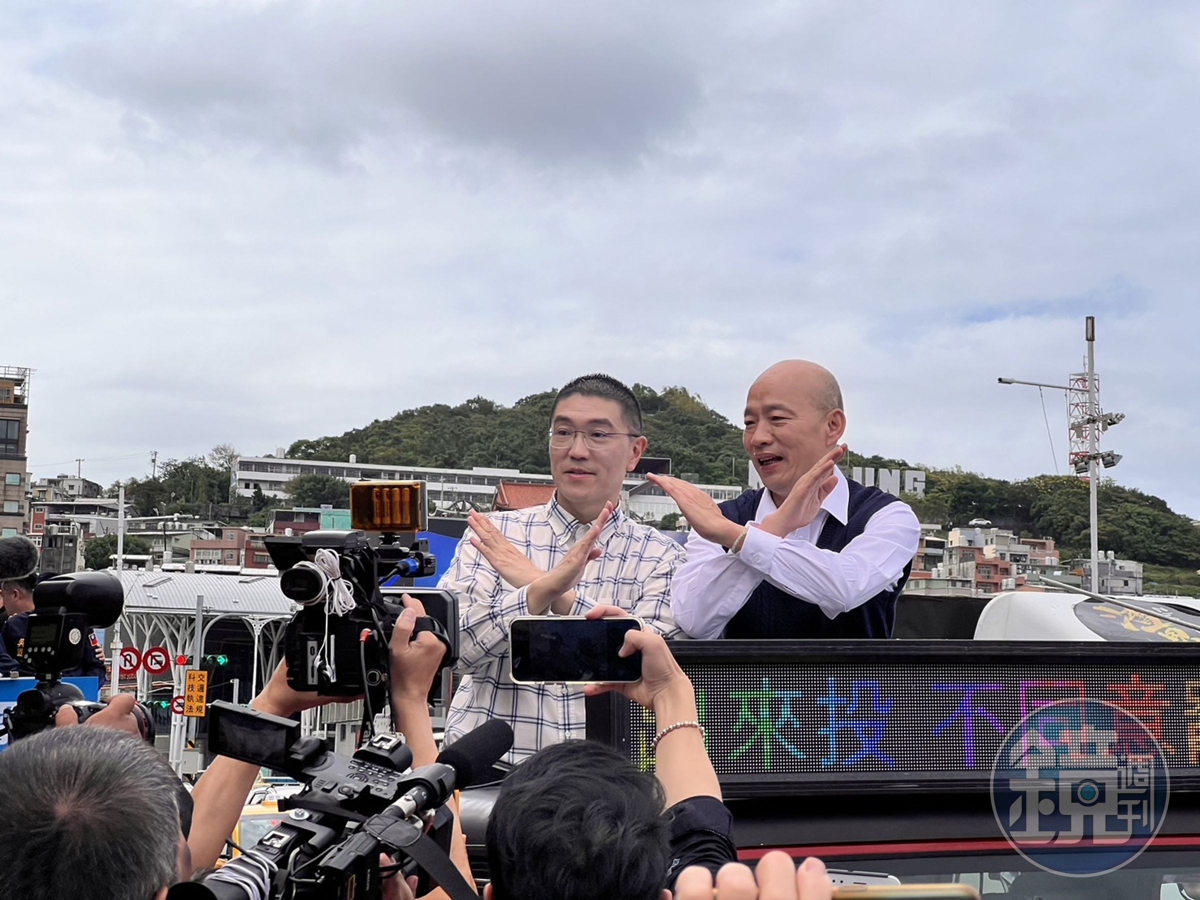 韓國瑜陪謝國樑掃街拜票,呼籲民眾投下「不同意票」。