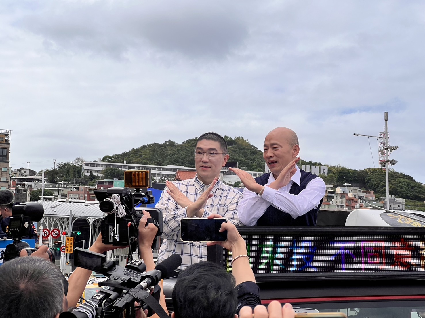 韓國瑜陪謝國樑掃街拜票,呼籲民眾投下「不同意票」。
