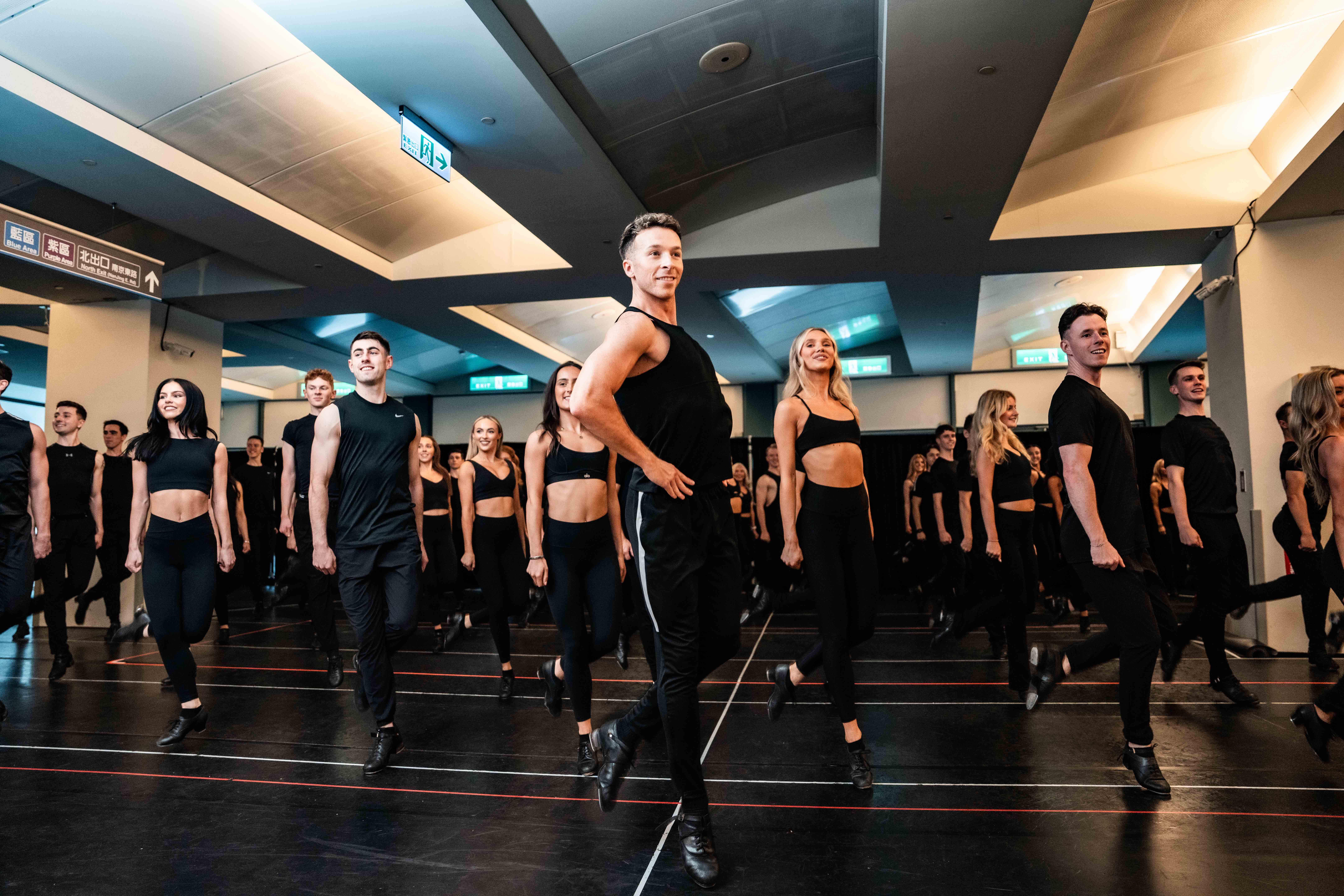 愛爾蘭踢踏舞鉅作《火焰之舞：FEET OF FLAMES》舞者們在小巨蛋彩排。（寛宏藝術提供）