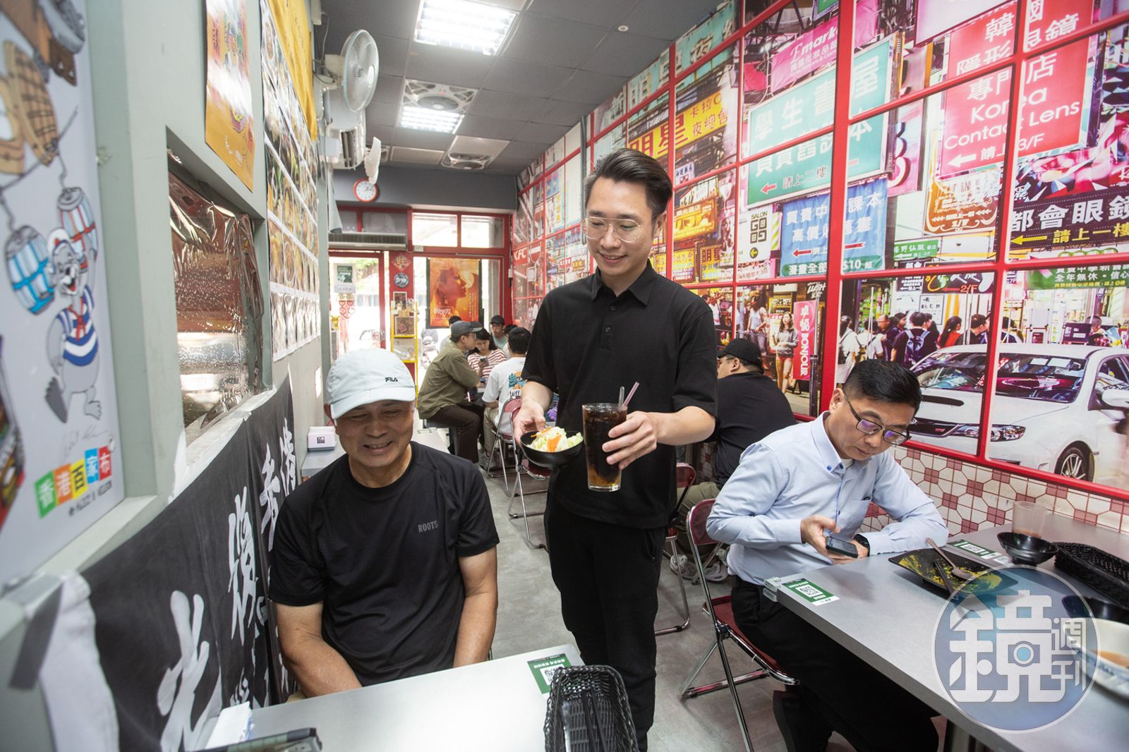 九月茶餐廳很受附近上班族、觀光客與在台港人喜愛，Andy（中）送餐時也會與客人互動。