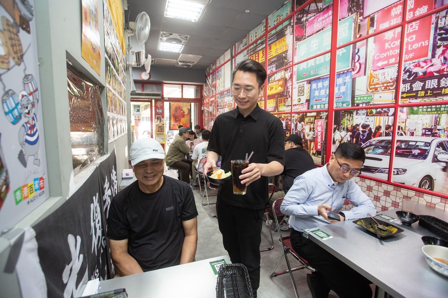 九月茶餐廳很受附近上班族、觀光客與在台港人喜愛，Andy（中）送餐時也會與客人互動。